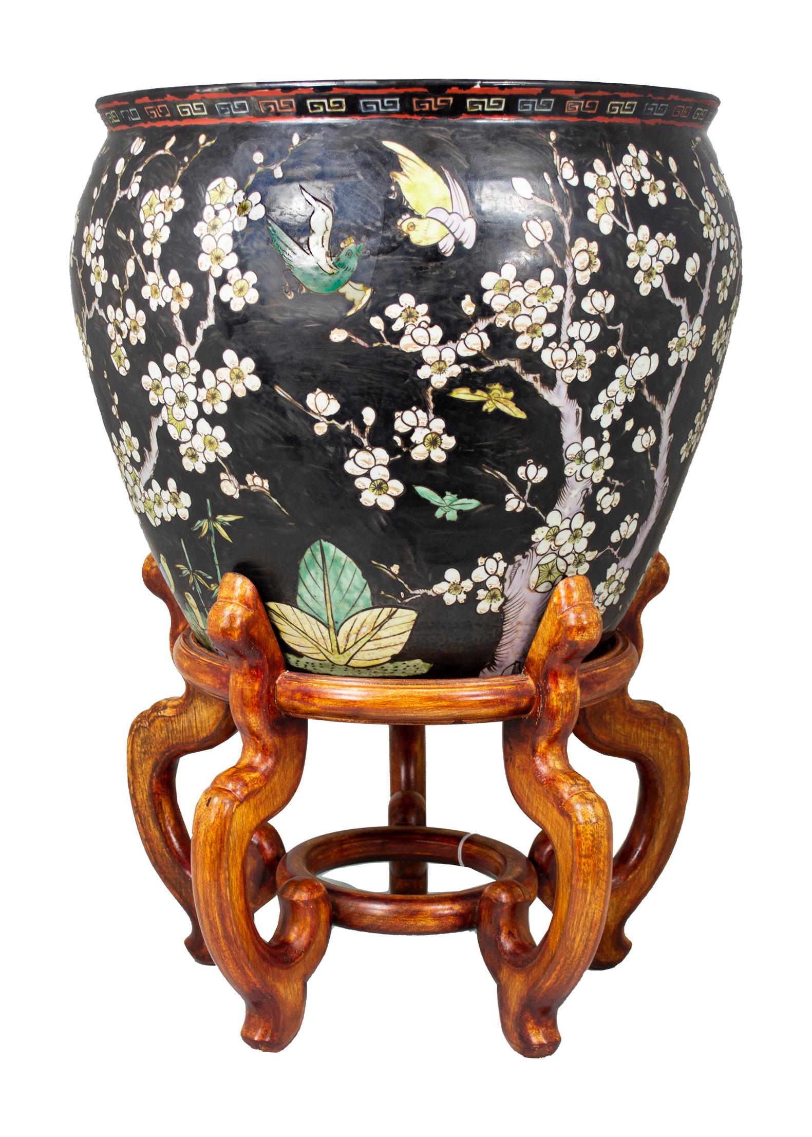 Cache-pot en porcelaine avec décorations en émail de la famille noire marque Kangxi