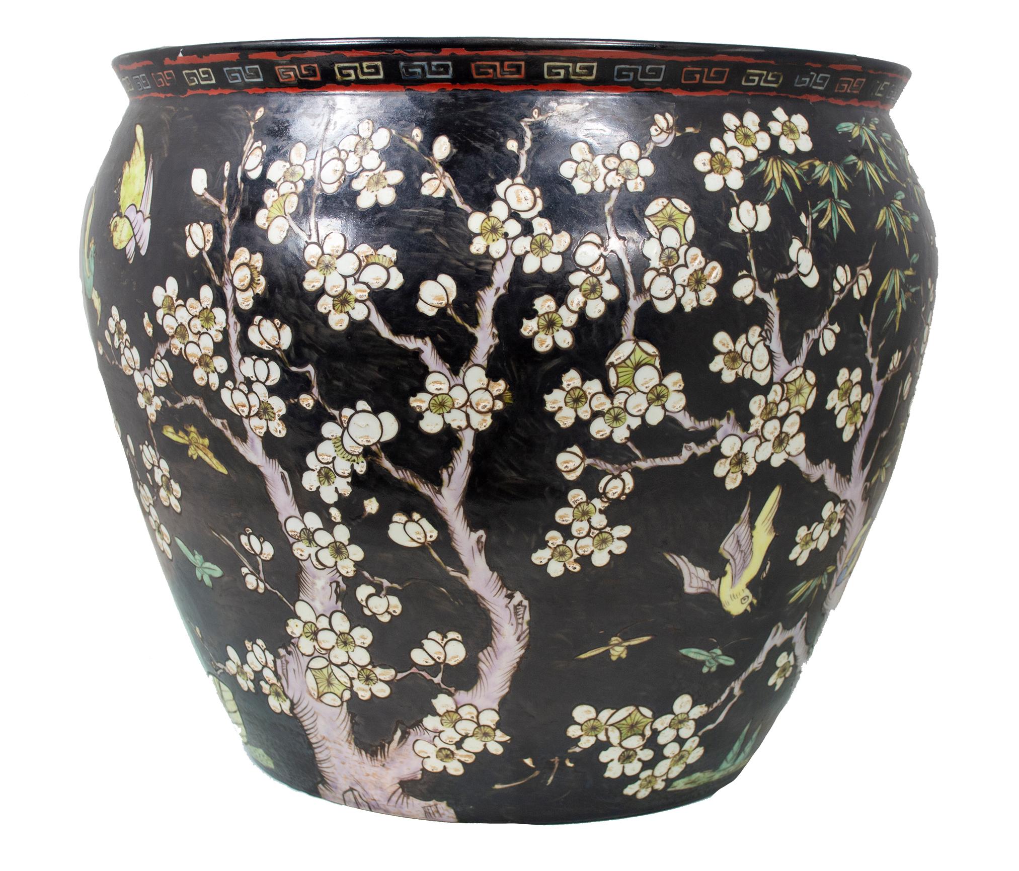 Cachepot in porcelain with famille noire enamel decorations Kangxi mark For Sale 2