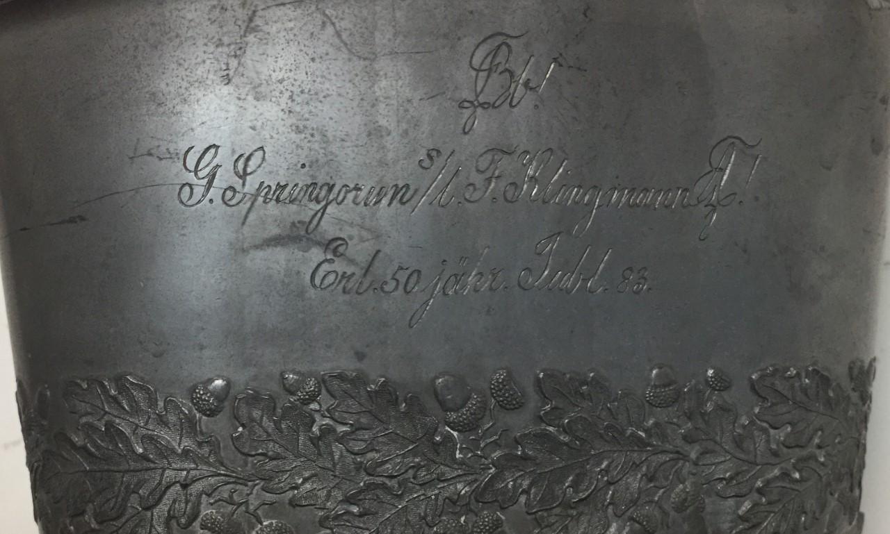 Gobelet en étain avec feuilles de chêne et glands, inscription de célébration 1886 en vente 1
