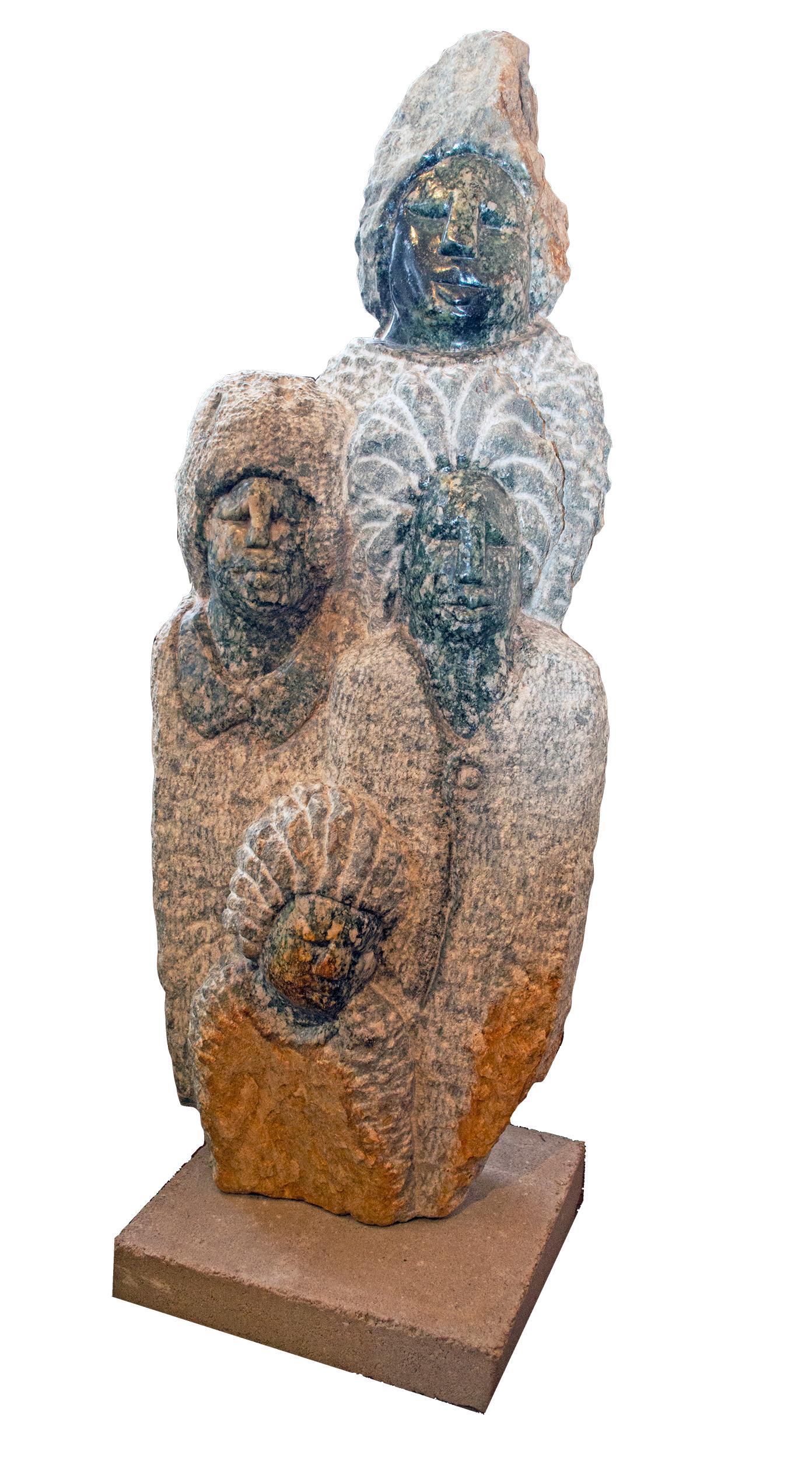 family" est une sculpture originale en pierre signée par l'artiste zimbabwéen Wonder Mazhindu Bumhira. La composition est un exemple des groupements familiaux, où chaque personnage est disposé comme s'il était une fleur dans un bouquet, qui sont si