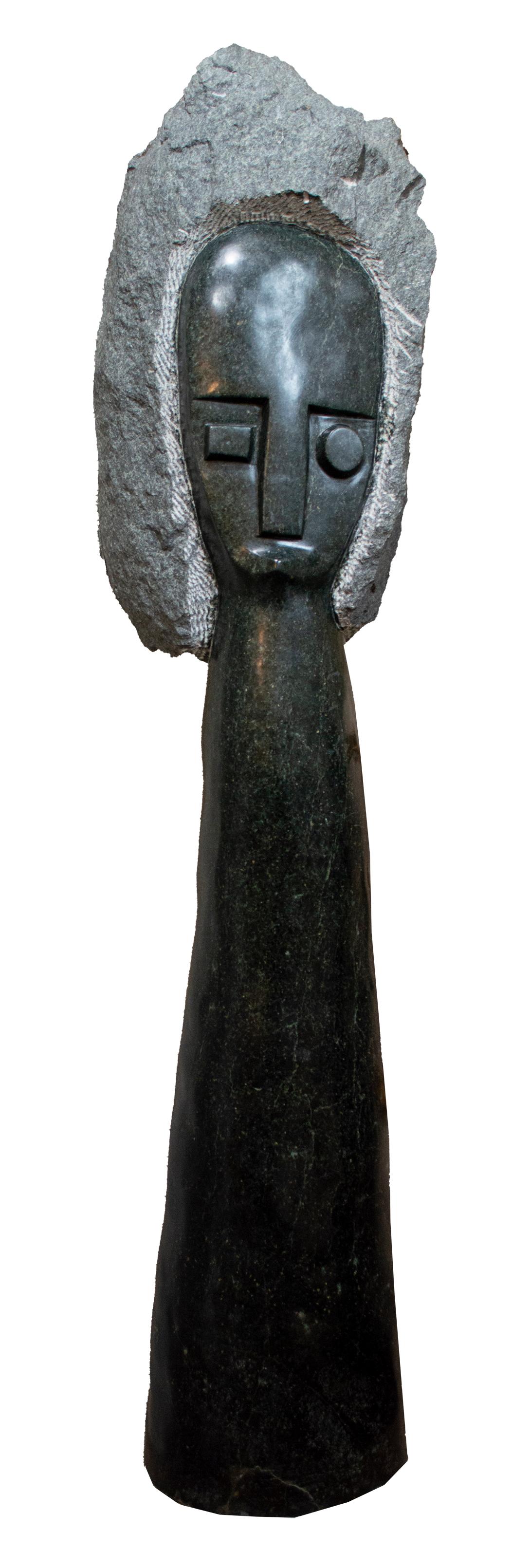 African Queen" est une sculpture originale en pierre serpentine opale signée par l'artiste contemporain zimbabwéen Chenjerai Chiripanyanga. La sculpture elle-même se dresse fièrement comme un totem, surmonté de la tête de la reine. Le traitement de