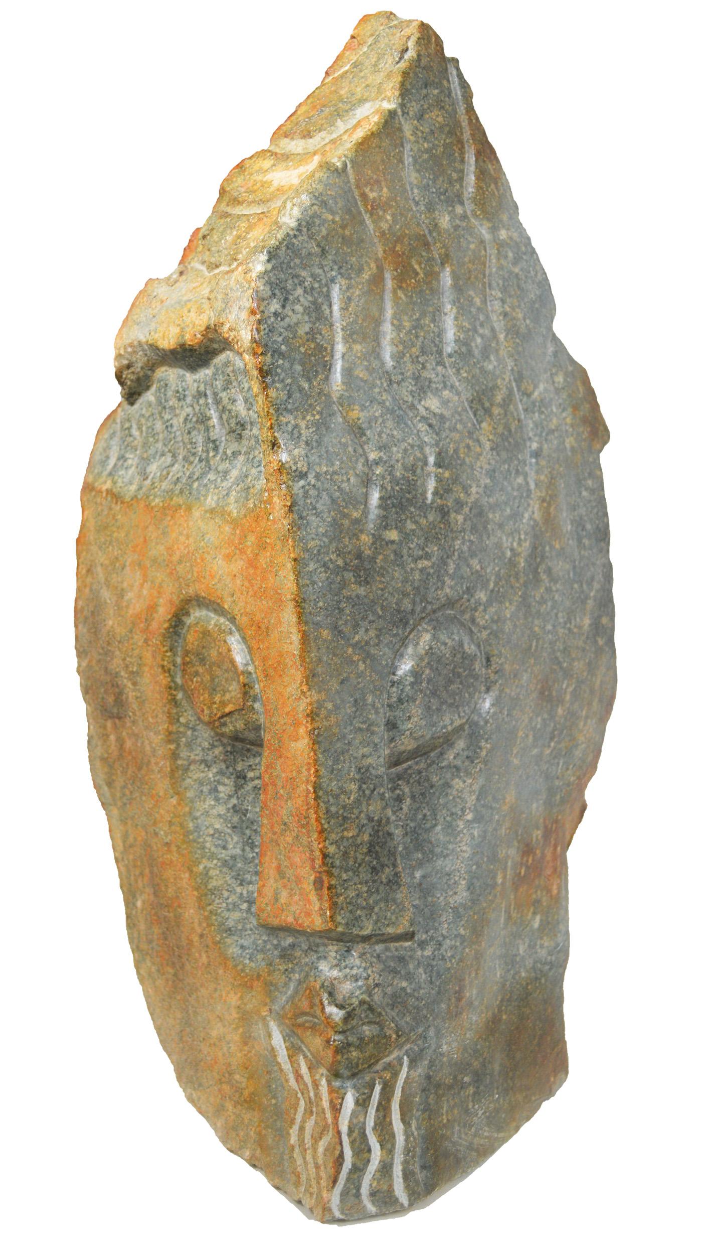 notorious Leader" est une sculpture originale en opale serpentine de l'artiste zimbabwéen Nigel James. La sculpture, un visage d'homme ressemblant à un masque, tire sa joie et sa fierté de la texture de la pierre elle-même : une moitié du visage est