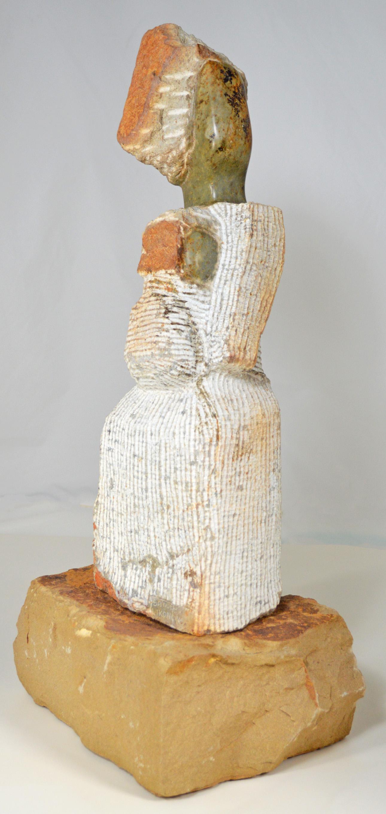 mère et enfant" est une sculpture originale en opale serpentine signée par l'artiste zimbabwéen Samuel Likongwe. Basé à Harare, Likongwe a été formé dans la tradition de la sculpture sur pierre shona et cette sculpture est un exemple exquis de son