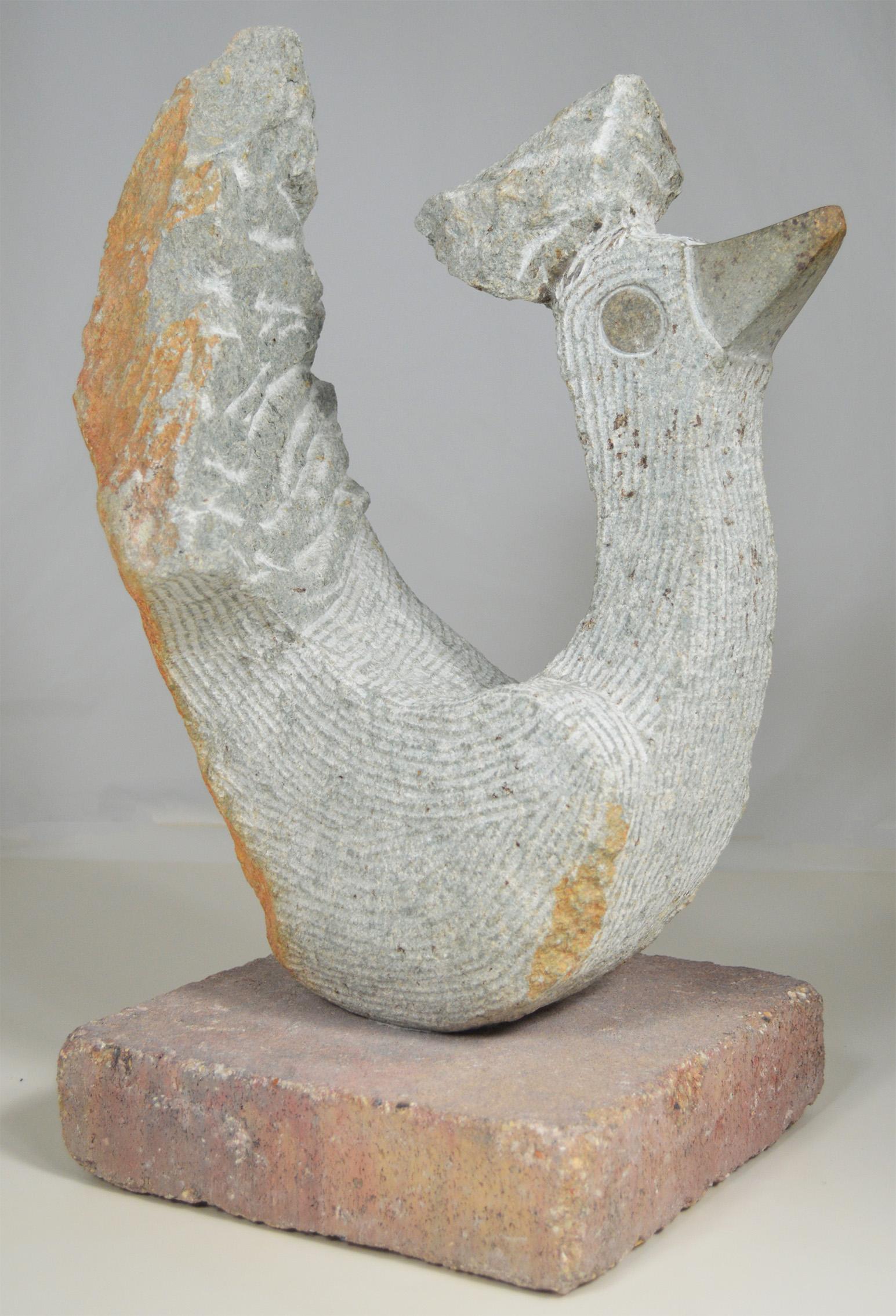 chicken" est une sculpture originale en opale serpentine signée par l'artiste zimbabwéen Samuel Likongwe. Basé à Harare, Likongwe a été formé dans la tradition de la sculpture sur pierre des Shona et son style montre constamment une mise en ordre