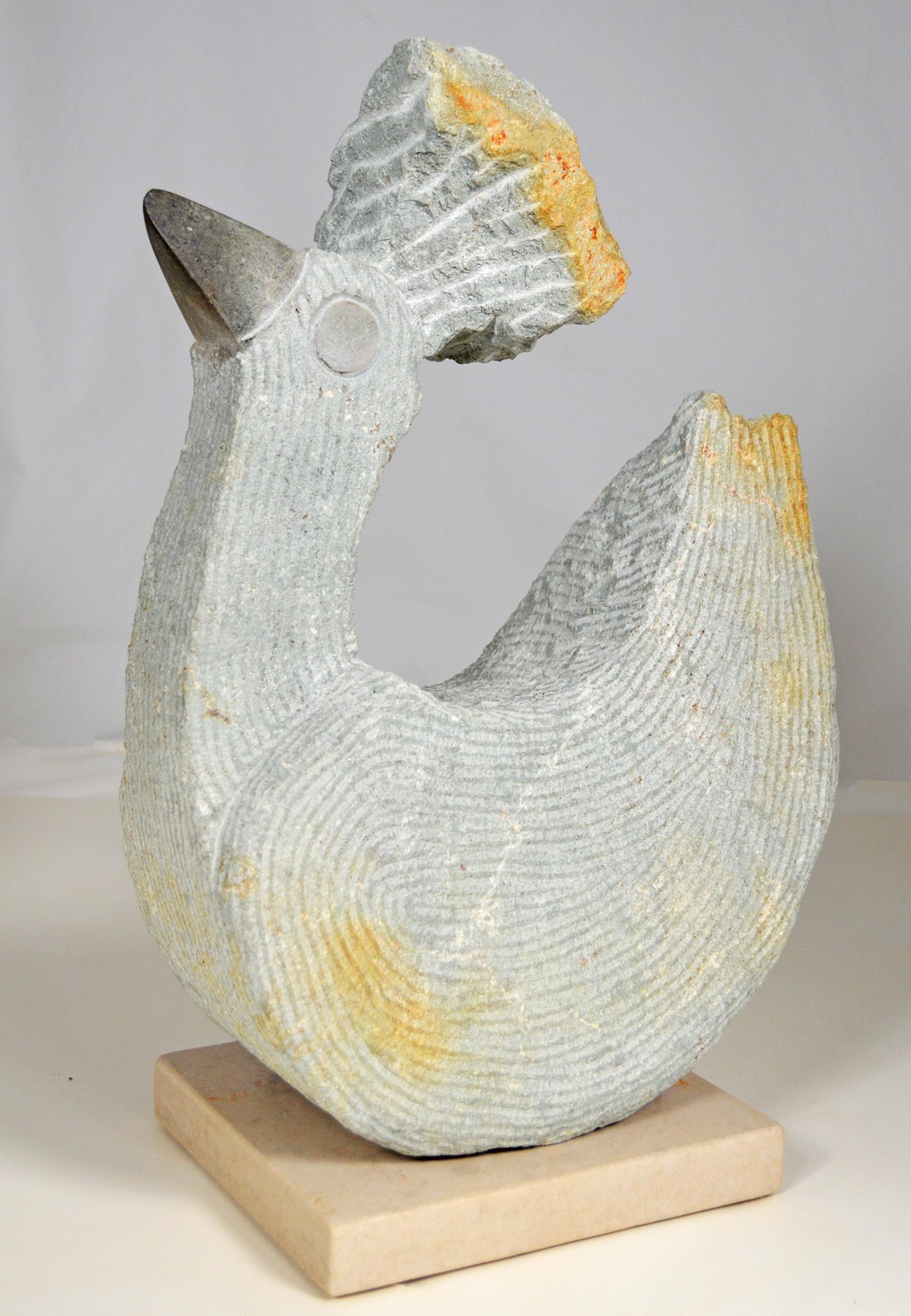 bird Chicken" est une sculpture originale en opale serpentine signée par l'artiste zimbabwéen Samuel Likongwe. Basé à Harare, Likongwe a été formé dans la tradition de la sculpture sur pierre des Shona et son style montre constamment une mise en