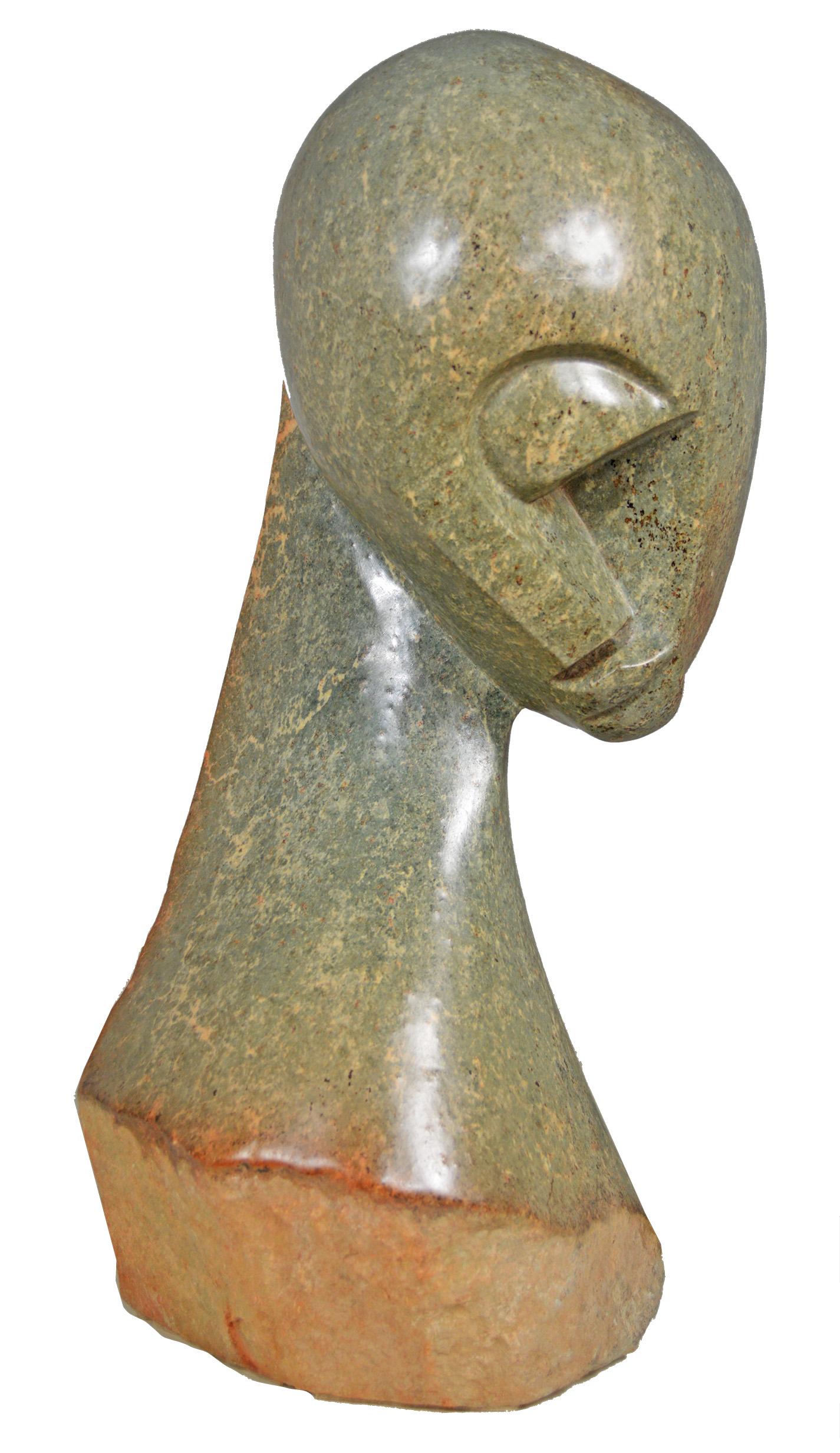 Eye Witness" est une sculpture originale en opale serpentine signée par l'artiste zimbabwéen Josphat Makenzi. Makenzi a été formé dans la tradition contemporaine de la sculpture sur pierre Shona, et ses œuvres reprennent donc des thèmes de