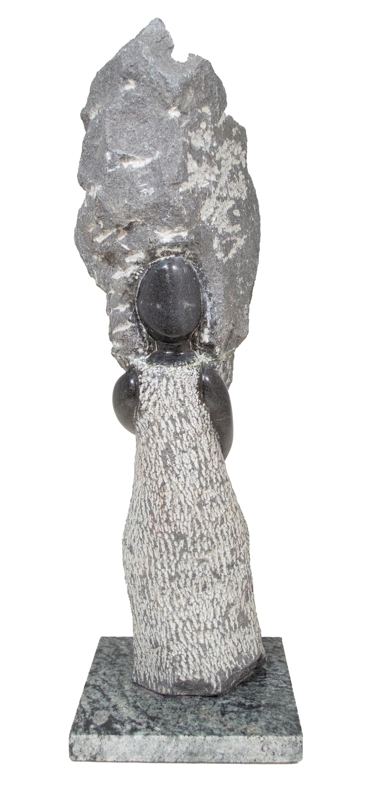 Figurative Sculpture P. Mua  - Sculpture originale de poil de femme Shona en pierre chantée par P. Mua