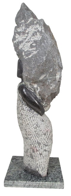 'Mujer orgullosa' escultura original de piedra Shona vestido pelo chamuscado por P. Mua