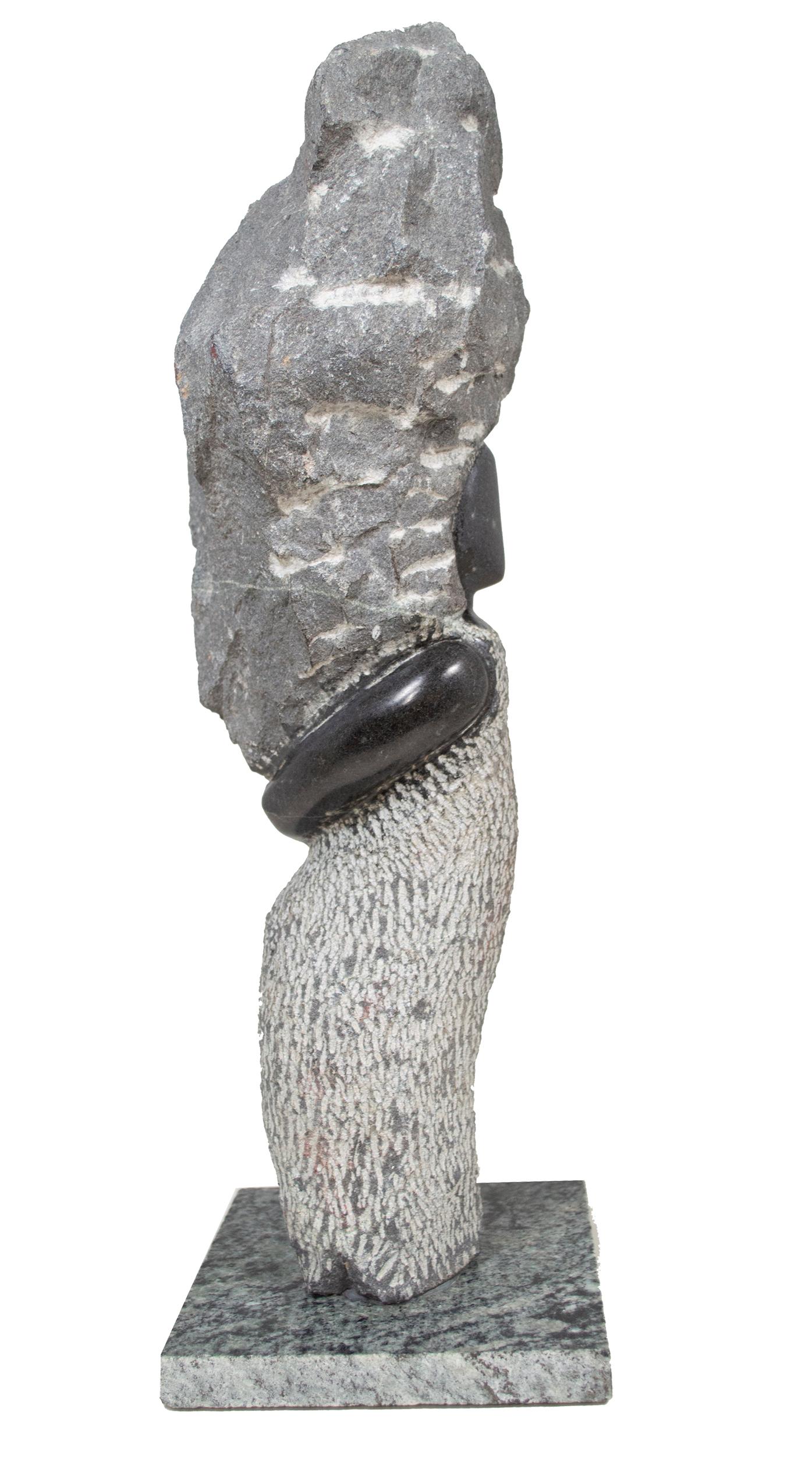 Sculpture originale de poil de femme Shona en pierre chantée par P. Mua en vente 1