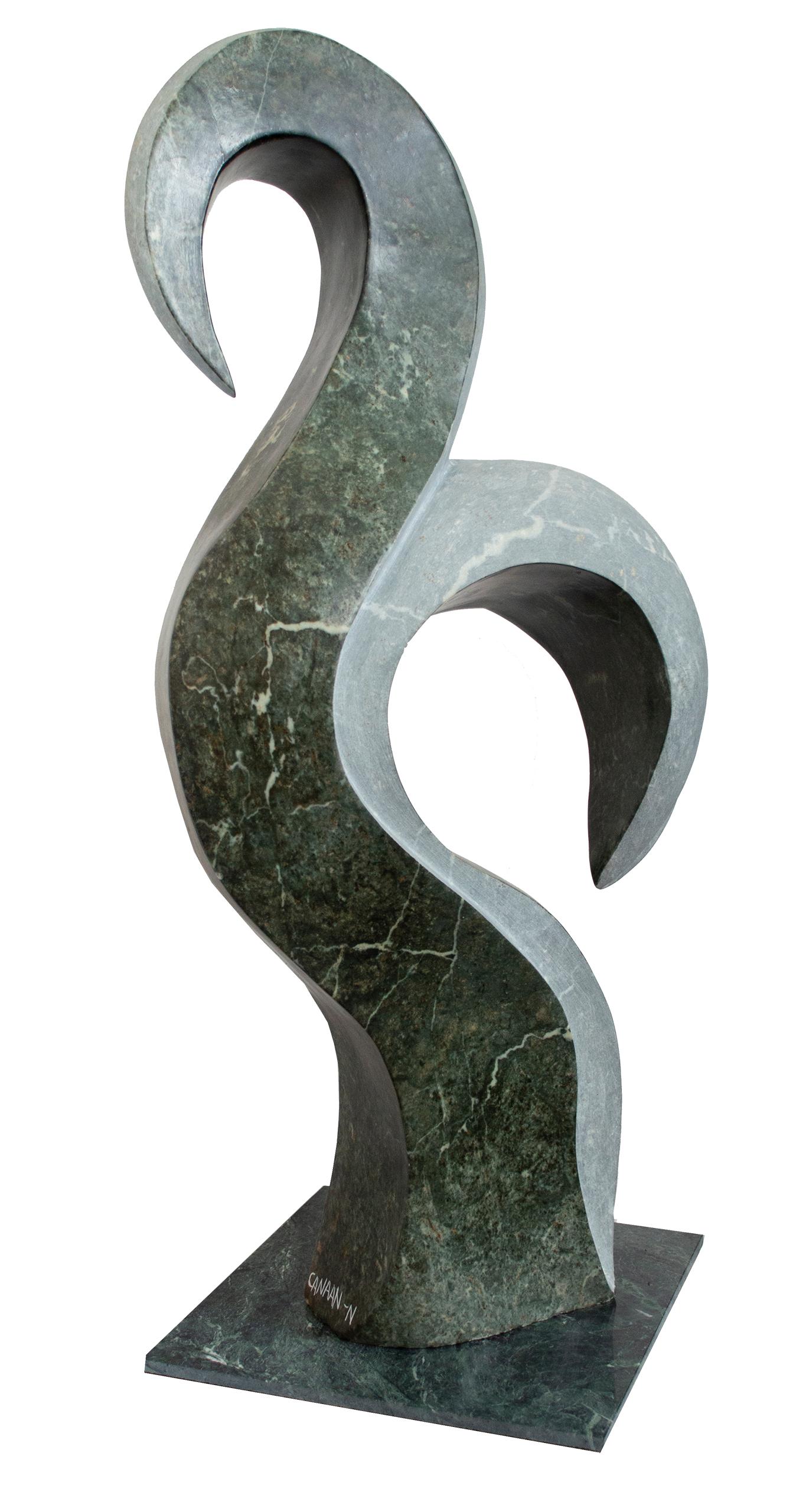 Flor floreciente" es una escultura original de serpentina de ópalo firmada por el artista zimbabuense Canaan Musiyiwa Ngandu. La escultura presenta una figura floral abstracta en el estilo por excelencia de Ngandu: La escultura se compone de dos
