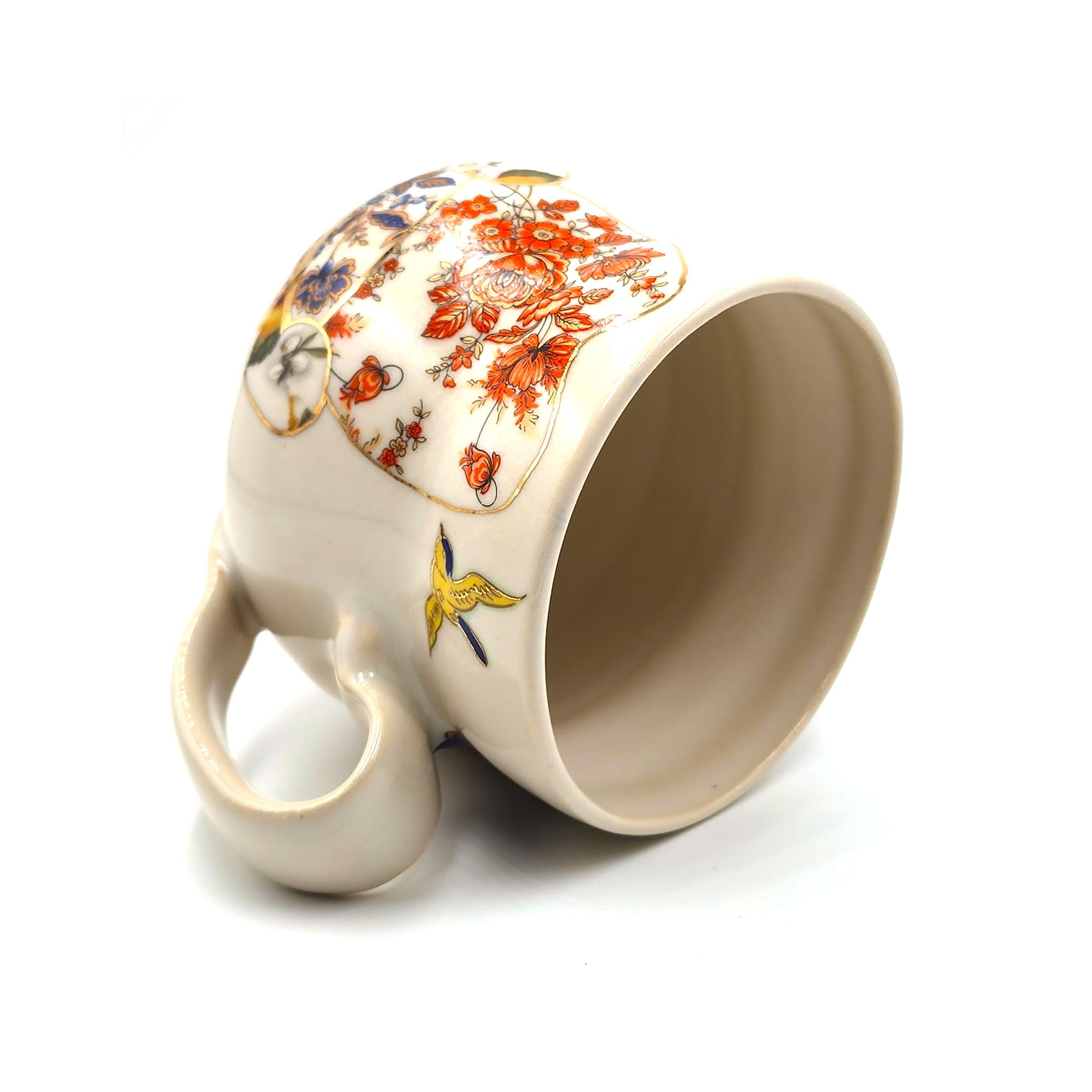 Melanie Sherman
Taza con gran Jarrón Japonés, Aparador con Cuencos y Jarrones con Flores, Sillón con Pájaro
2025
Porcelana, Esmalte, Subesmalte, Sobreesmalte, Transferencias Vintage, Lustre Oro Alemán 23k
Tallado a rueda, pintado a mano
Cocción a