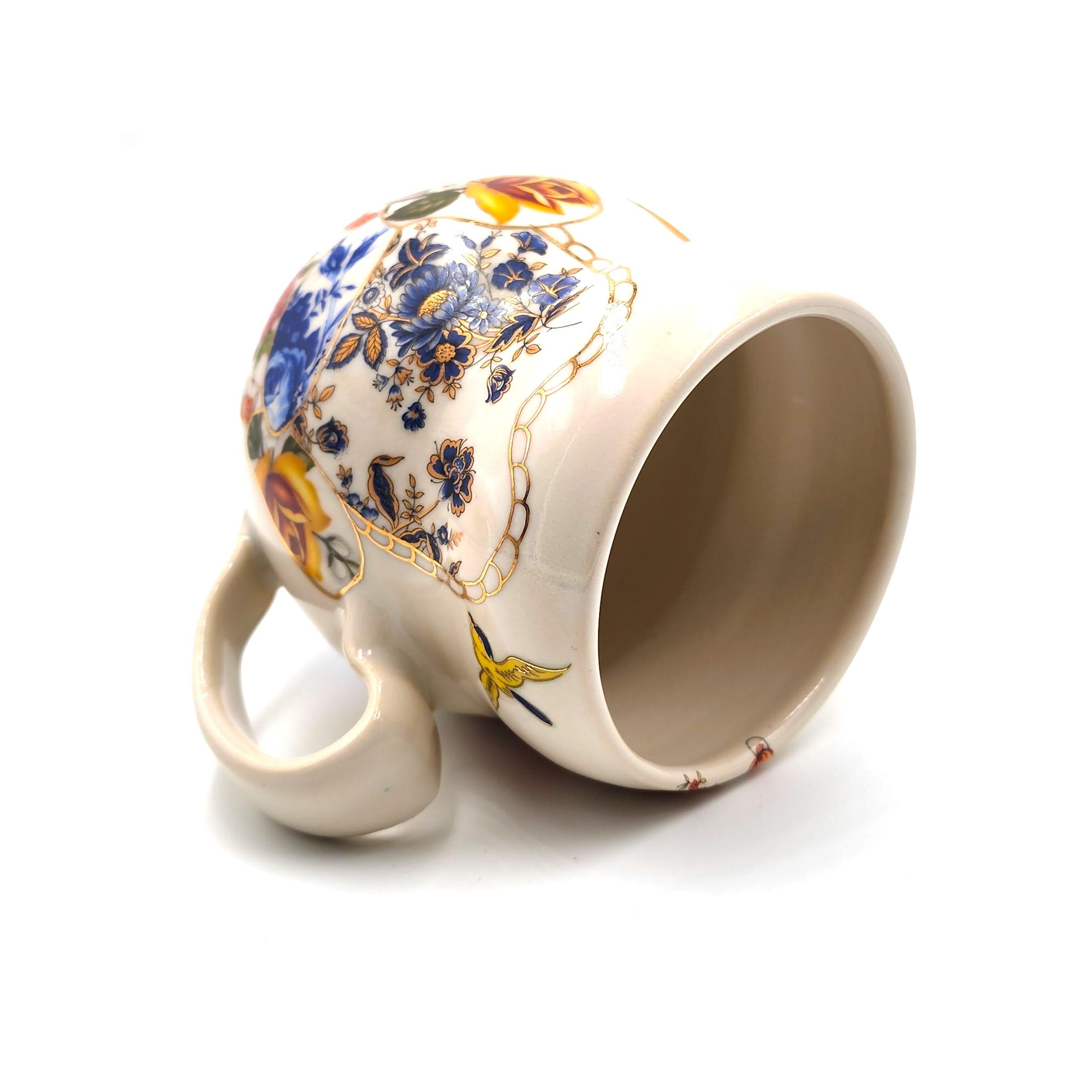 Melanie Sherman
Taza con gran Jarrón Japonés, Aparador con Cuencos y Jarrones con Flores, Sillón con Pájaro
2025
Porcelana, Esmalte, Subesmalte, Sobreesmalte, Transferencias Vintage, Lustre Oro Alemán 23k
Tallado a rueda, pintado a mano
Cocción a