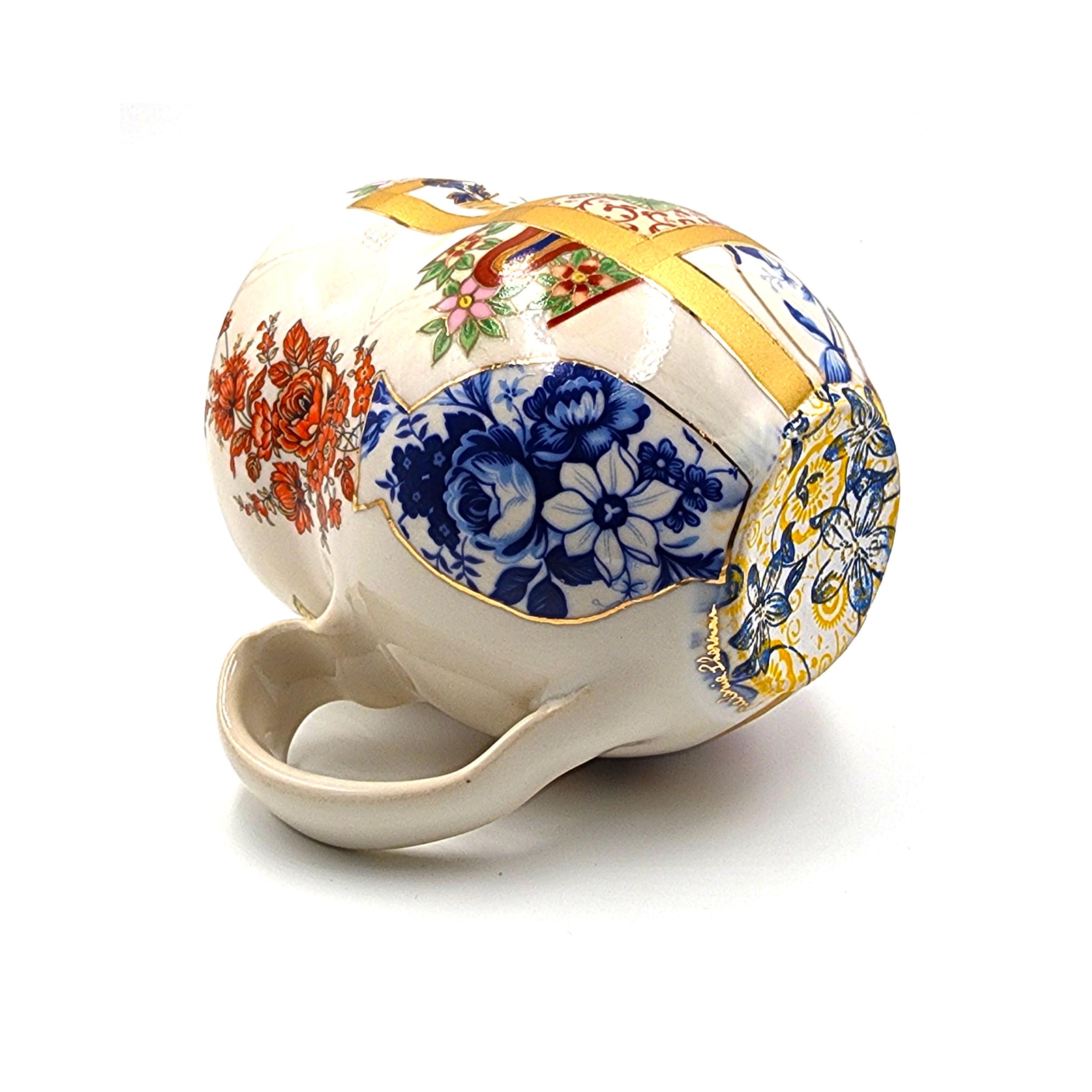 Taza con gran jarrón japonés nº 3 (Hecho a mano, Mediados de siglo, Moderno, Vibrante) - Figurative Sculpture Beige de Melanie Sherman
