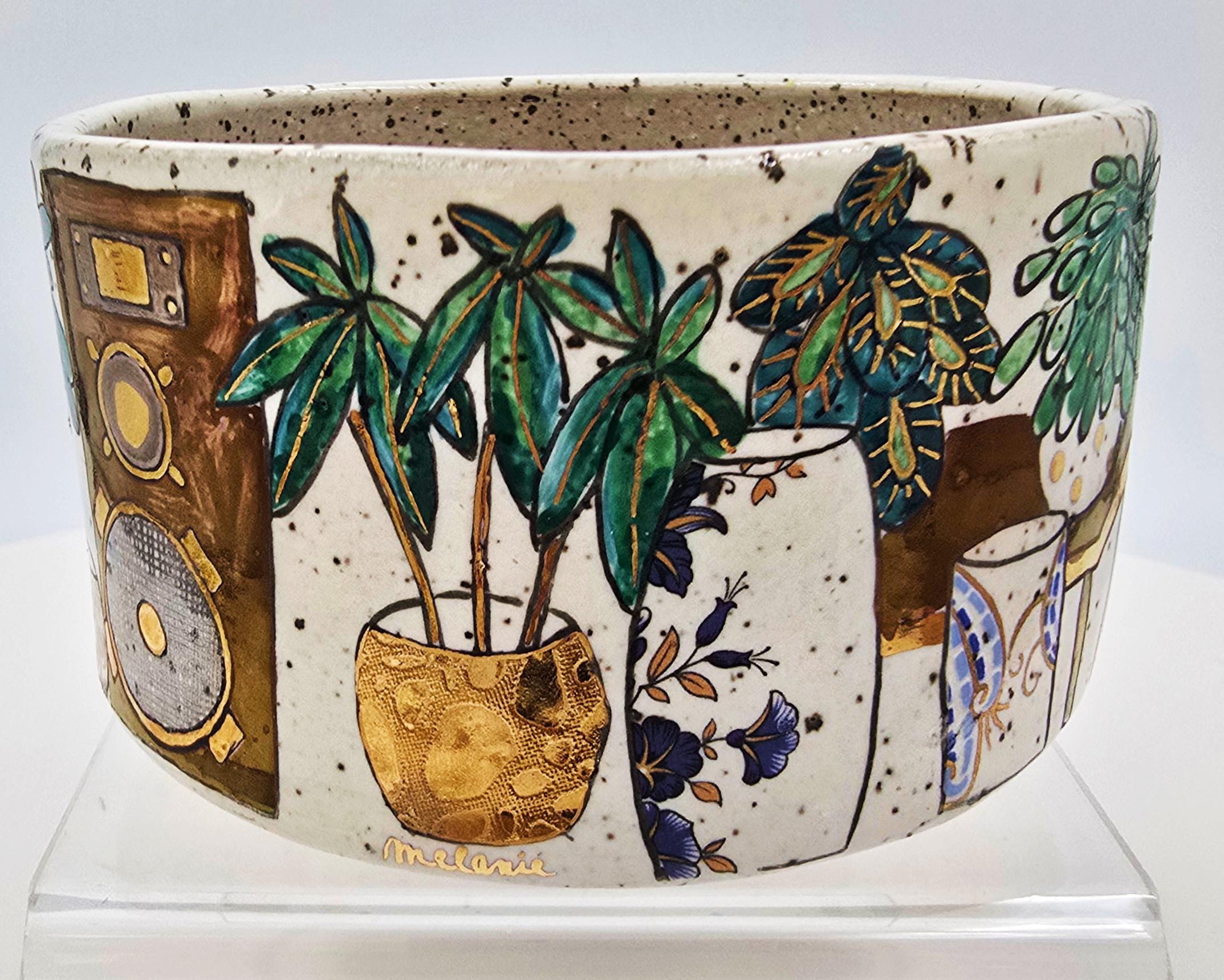 Melanie Sherman
Bol avec nature morte intérieure (fait à la main, milieu du siècle, chaise longue, tour stéréo, haut-parleurs, lustre doré)
Faïence, lustre d'or allemand 24K, glaçure, sous-glaçure, peintures de Chine, transferts vintage, cuissons