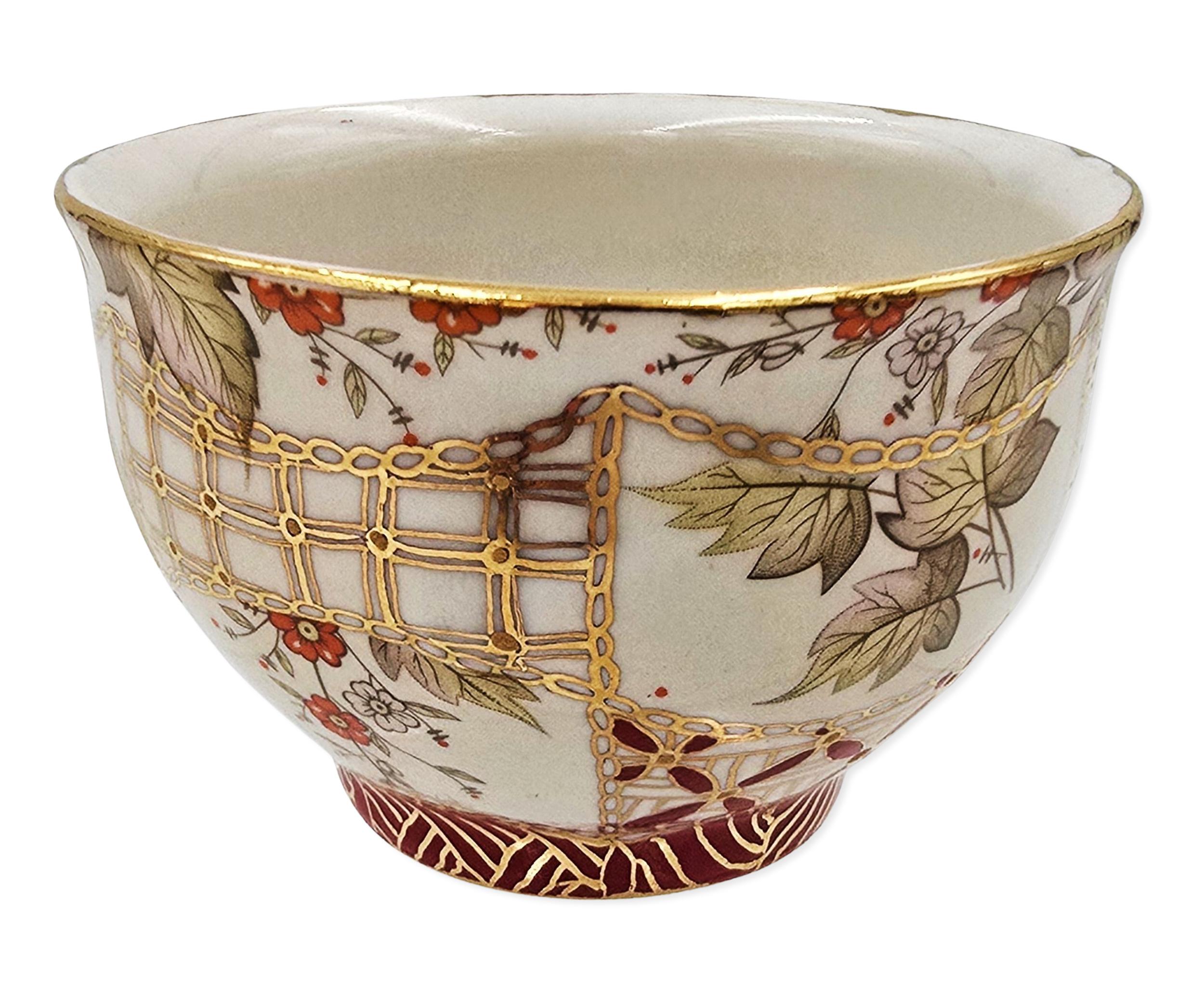 Figurative Sculpture Melanie Sherman - Bol à thé décoré à la main (Gold China, riche, floral, fine China)