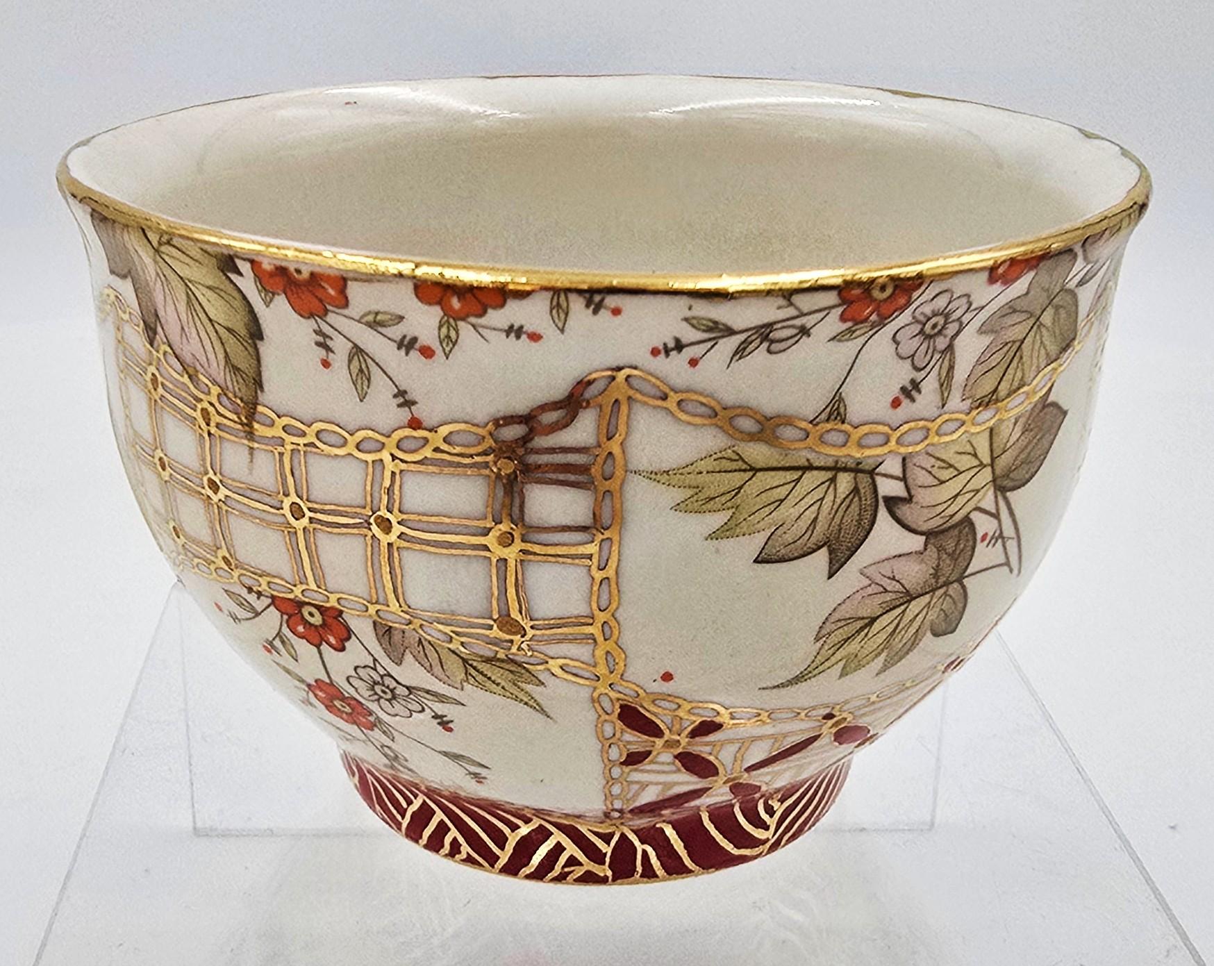 Bol à thé décoré à la main (Gold China, riche, floral, fine China) - Sculpture de Melanie Sherman