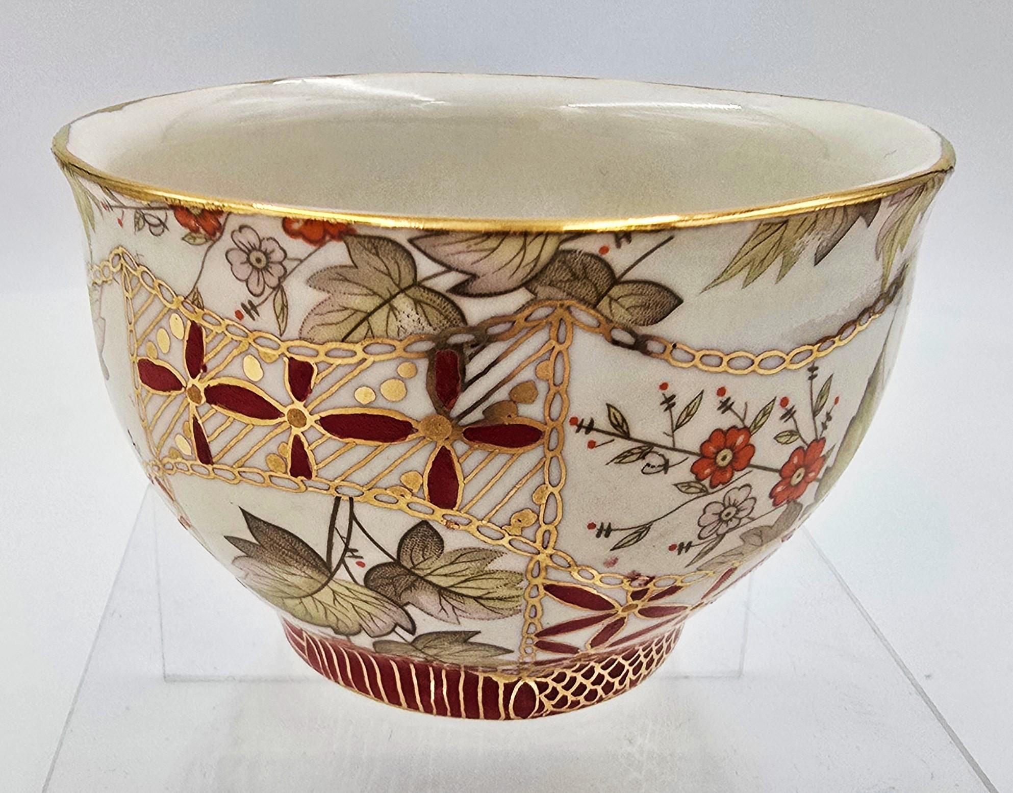 Bol à thé décoré à la main (Gold China, riche, floral, fine China) - Rococo Sculpture par Melanie Sherman