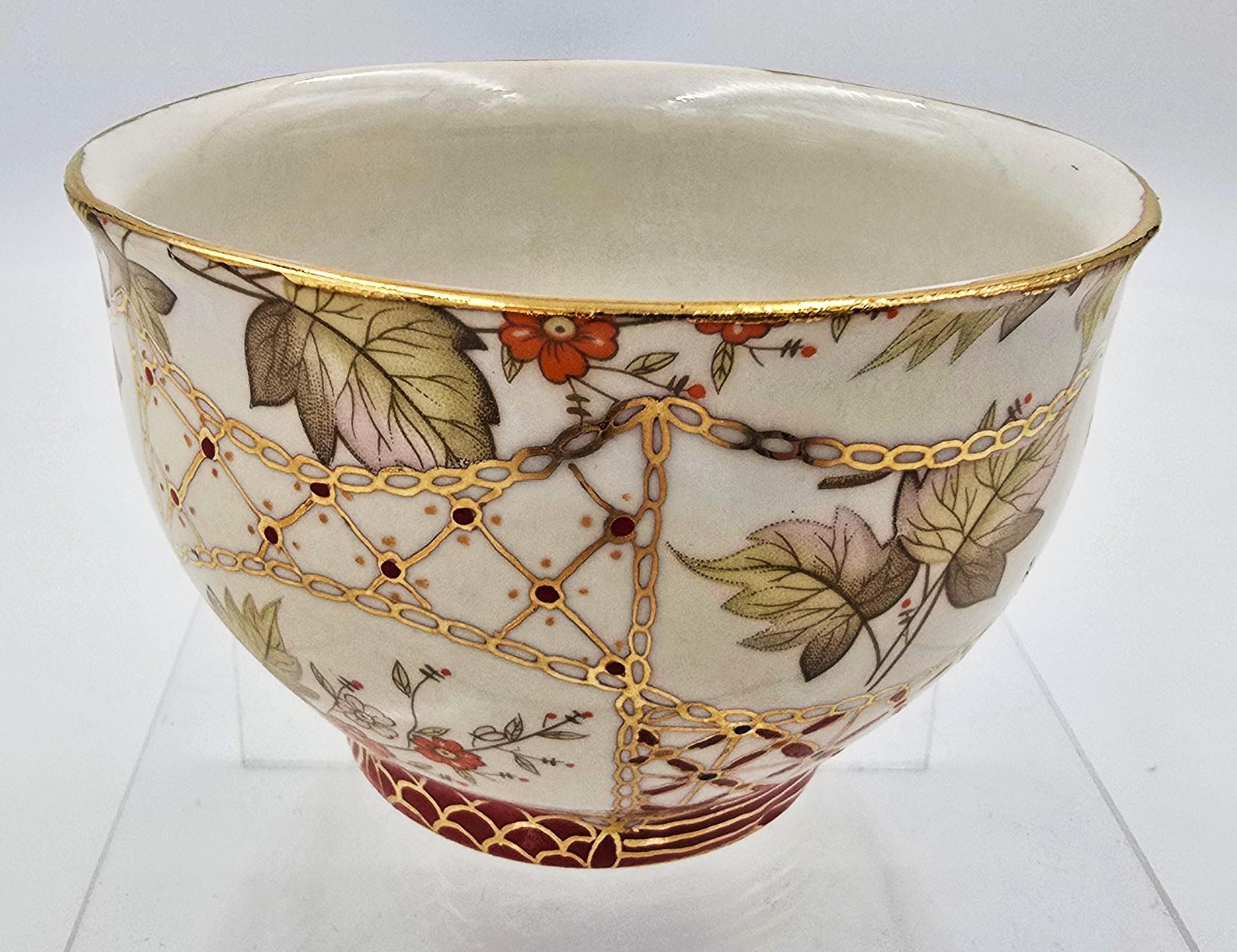 Bol à thé décoré à la main (Gold China, riche, floral, fine China) - Beige Figurative Sculpture par Melanie Sherman