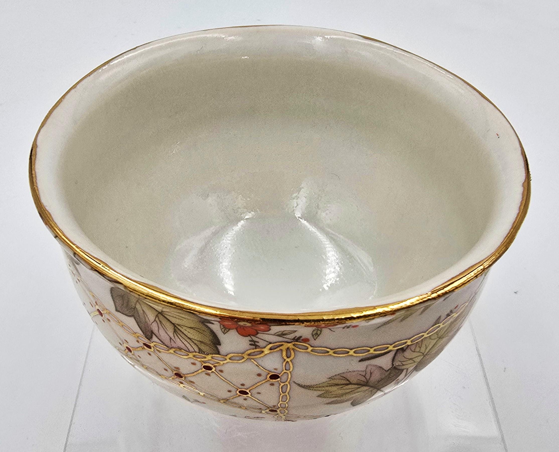 Melanie Sherman
Bol à thé décoré à la main / Yunomi (éclat d'or, riche, floral, Chine fine, précieux)
Porcelaine, lustre d'or allemand 24K, glaçure, sous-glaçure, peintures de Chine, transferts vintage, plusieurs cuissons au cône 6, cuite à la main.