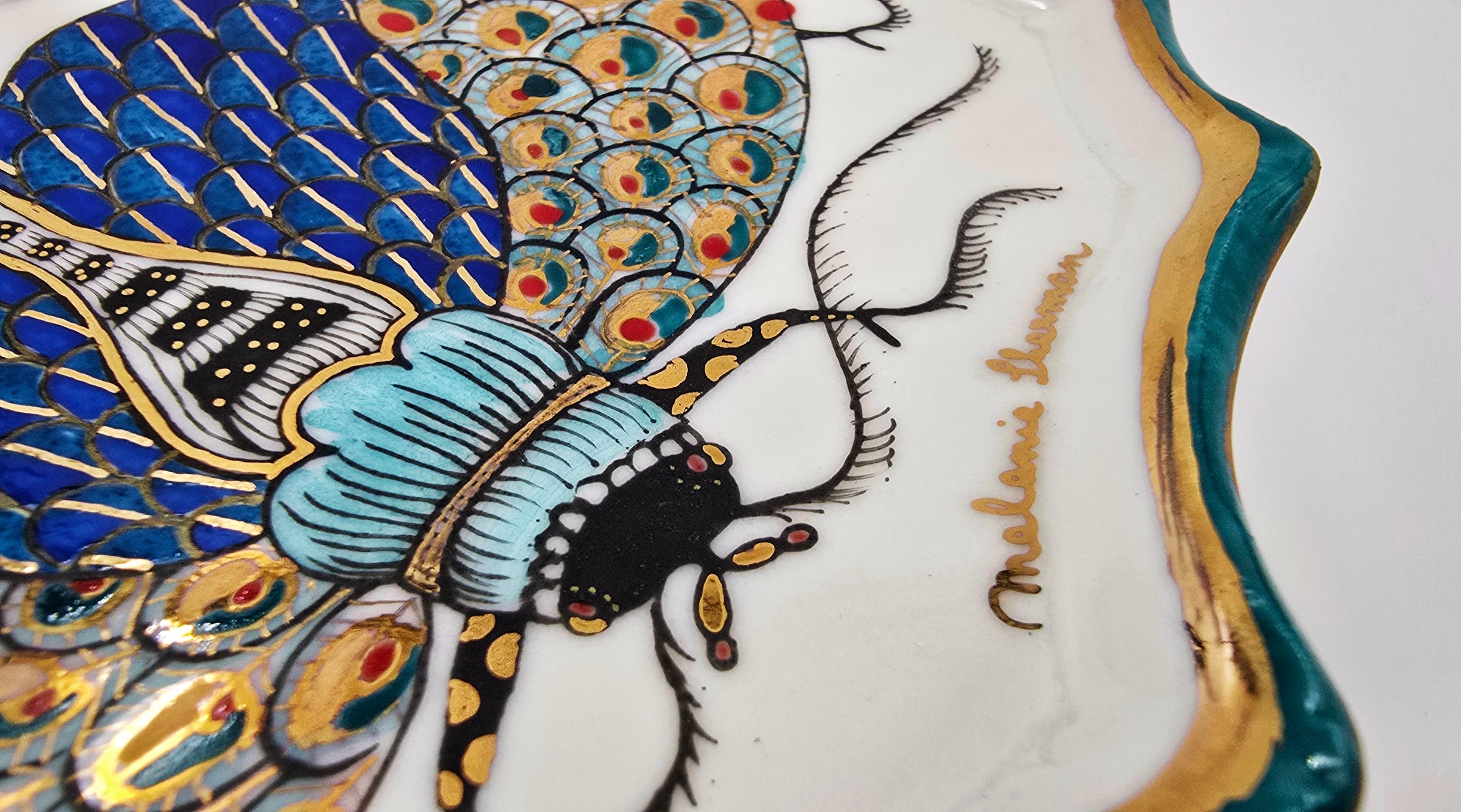 Vintage Moth X (Pièce murale/plat (peint à la main) - Baroque Sculpture par Melanie Sherman