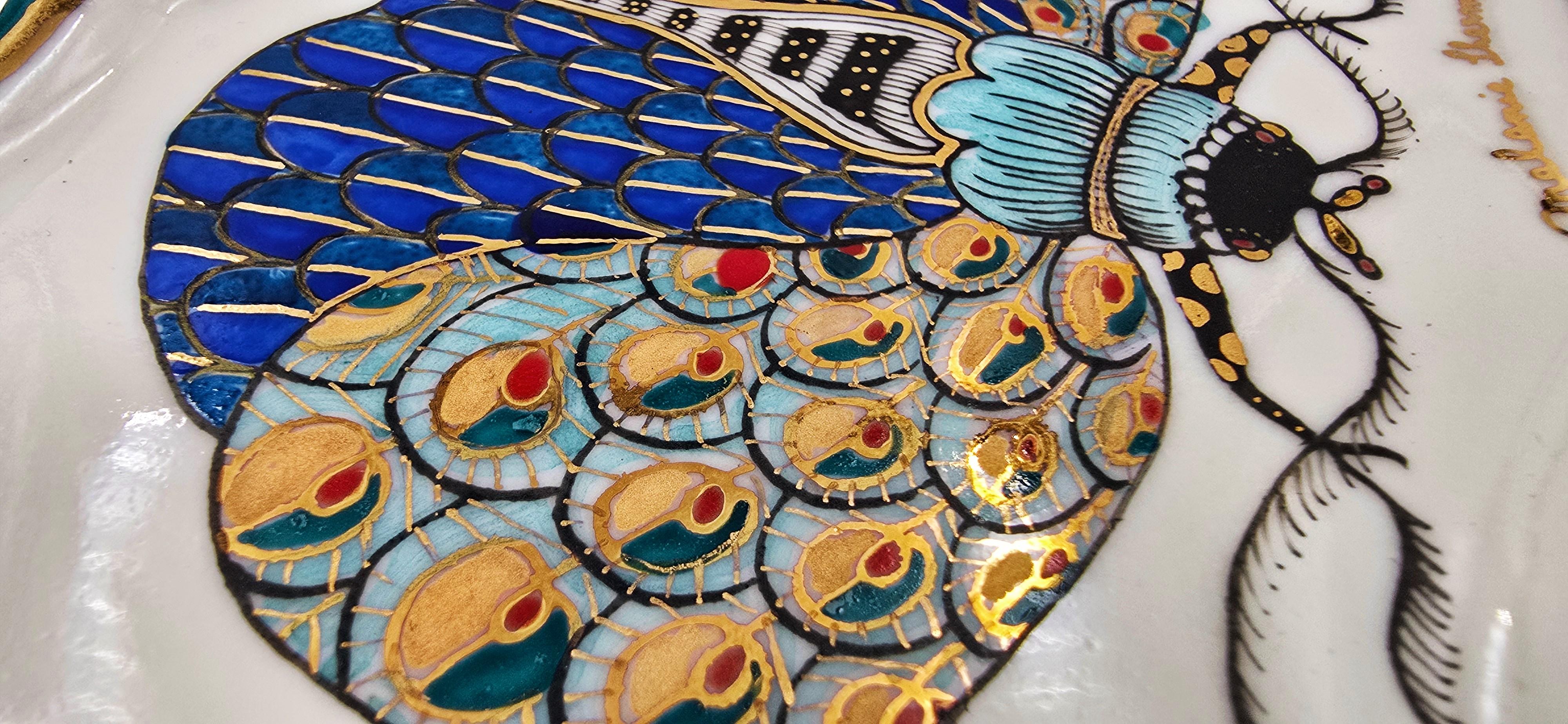 Vintage Moth X (Pièce murale/plat (peint à la main) - Beige Figurative Sculpture par Melanie Sherman