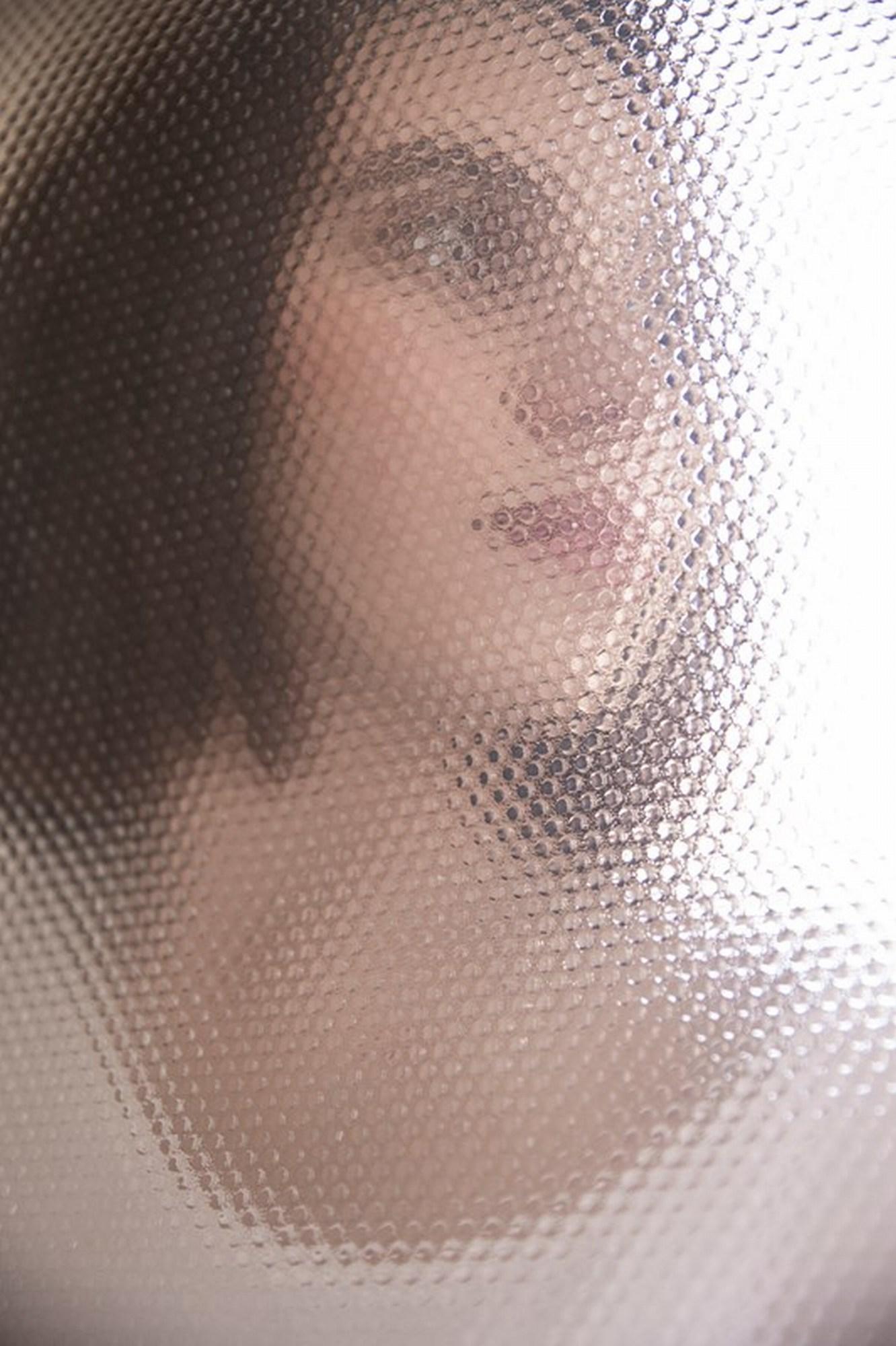 Rachel Lauren Portrait Photograph – Ausgestattet