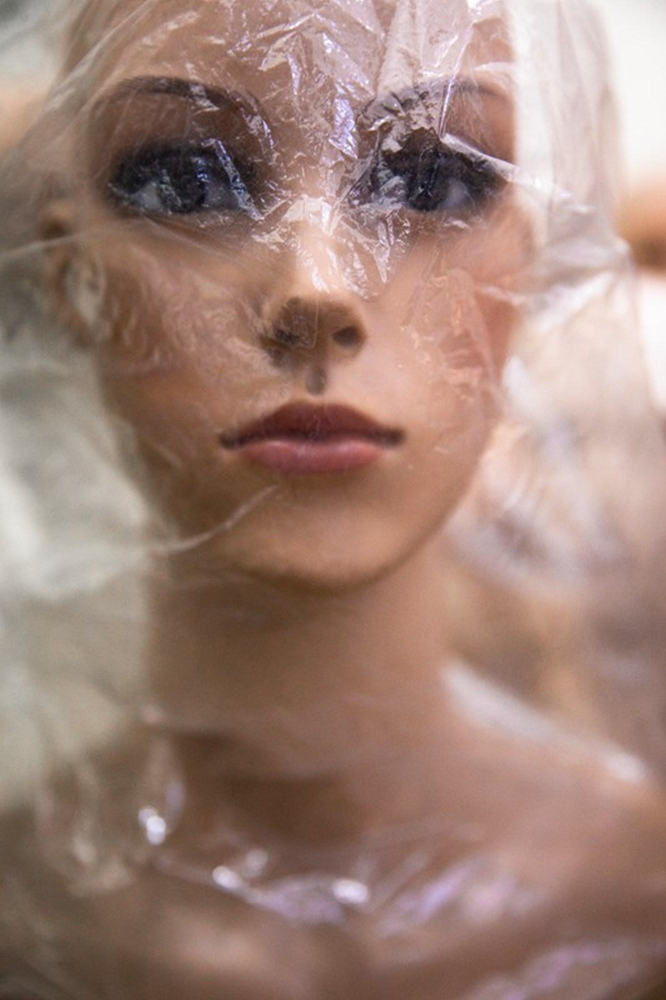 Rachel Lauren Portrait Photograph – Schnörkeln mit Federn