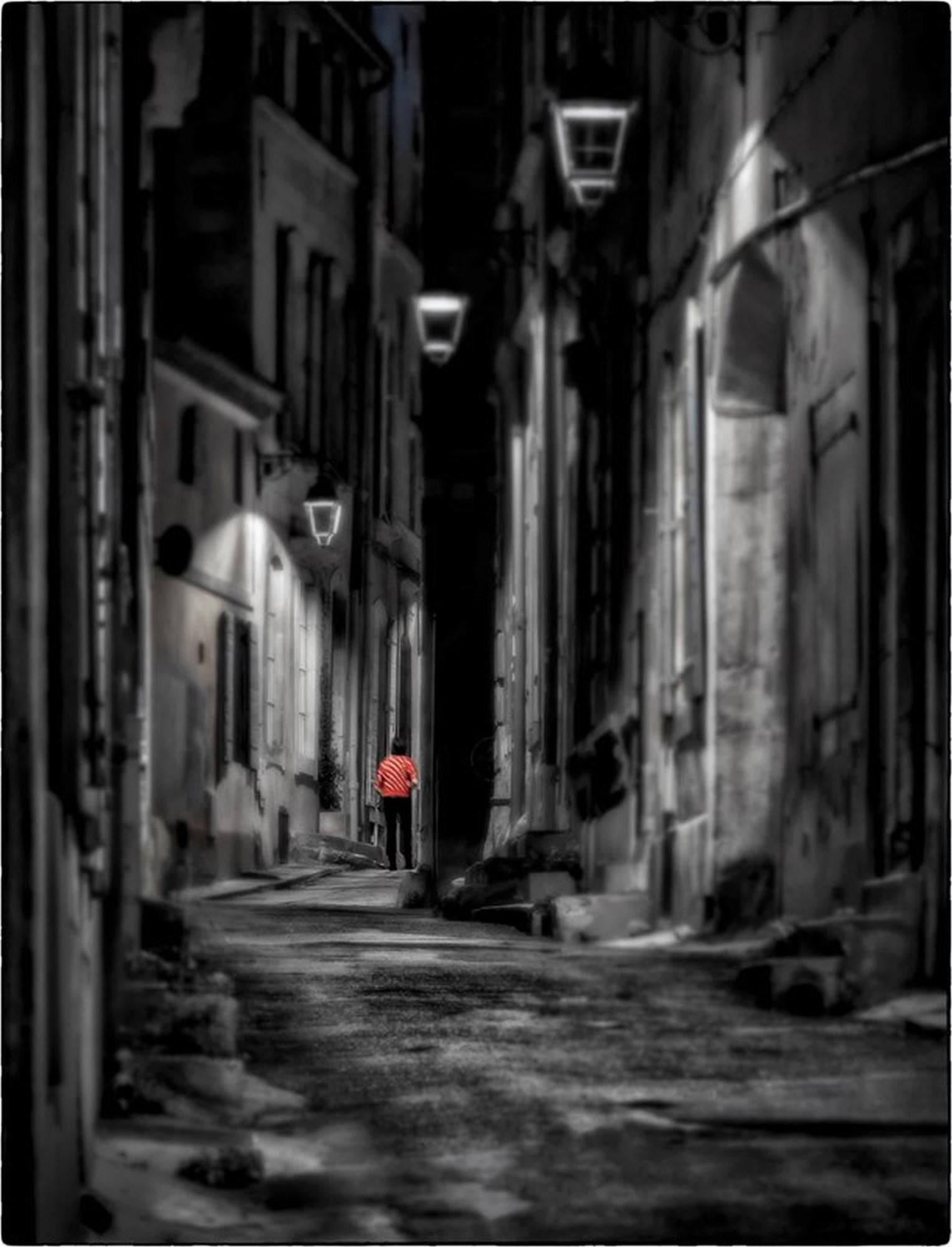 Gary Hodson Black and White Photograph – Geh nicht leise in die Nacht (B&W)