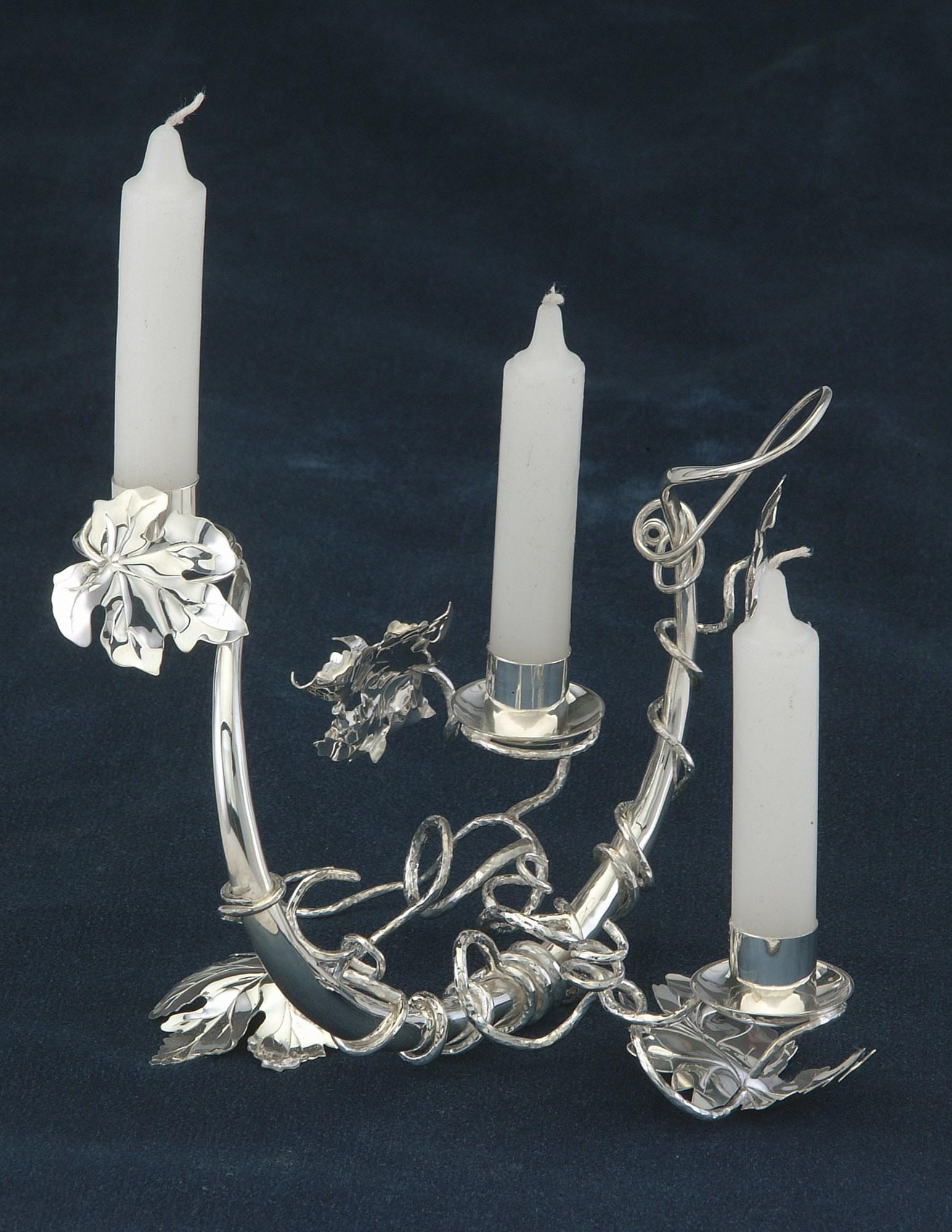 Kerzenhalter im verschlungenen Shabbat-Stil – Sculpture von Genevieve E. Flynn