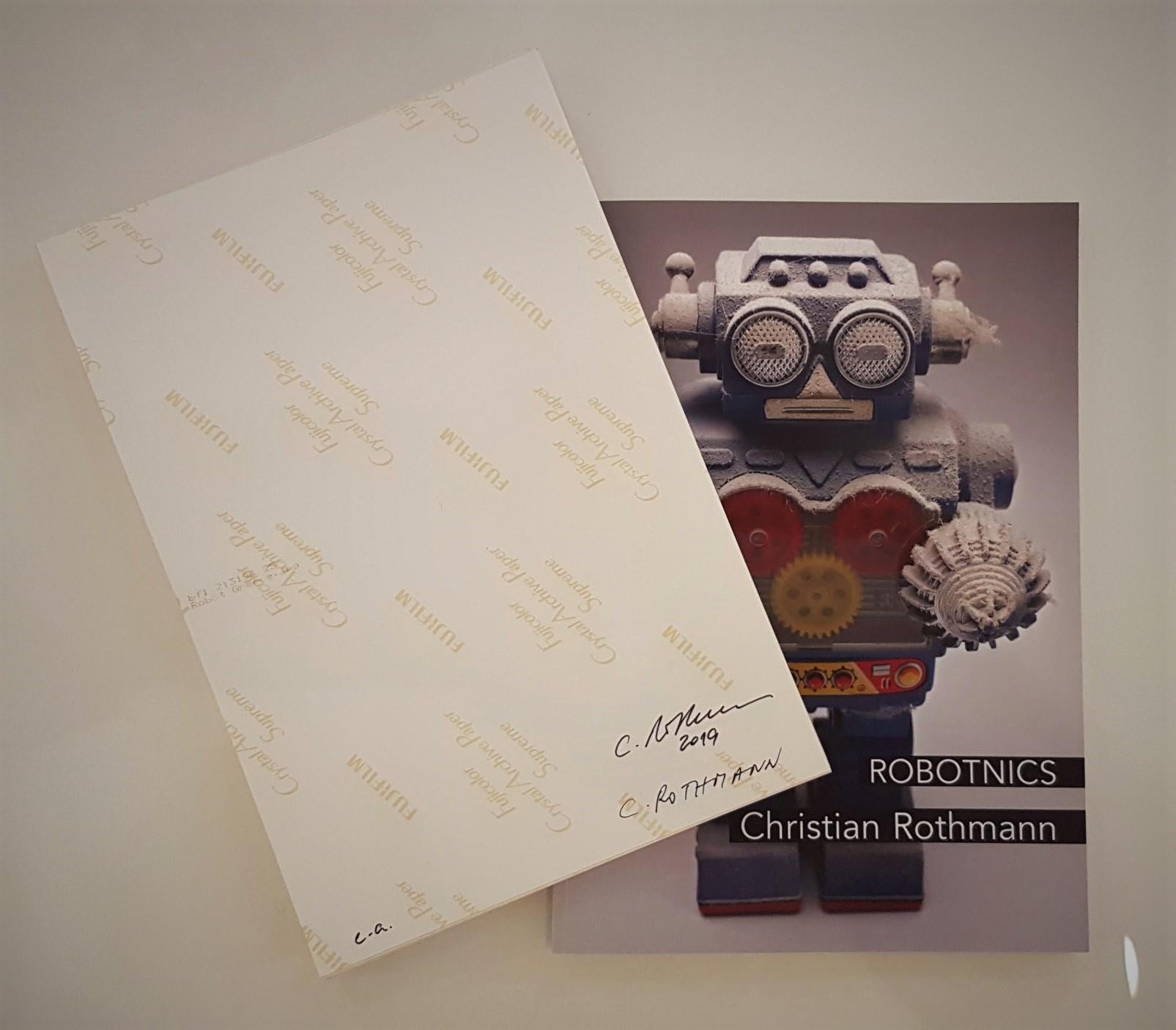 Christian Rothmann
ROBOTNICS-Reihe
C-Print
2019
Ausgabe S (10er Auflage)
12 x 8,3 Zoll (30,5 x 21 cm)
Verso signiert, datiert und nummeriert


Andere Auflagengrößen verfügbar:
- Ausgabe M (Ausgabe von 6)  35.4 x 23,6 Zoll (90 x 60 cm)
- Ausgabe L