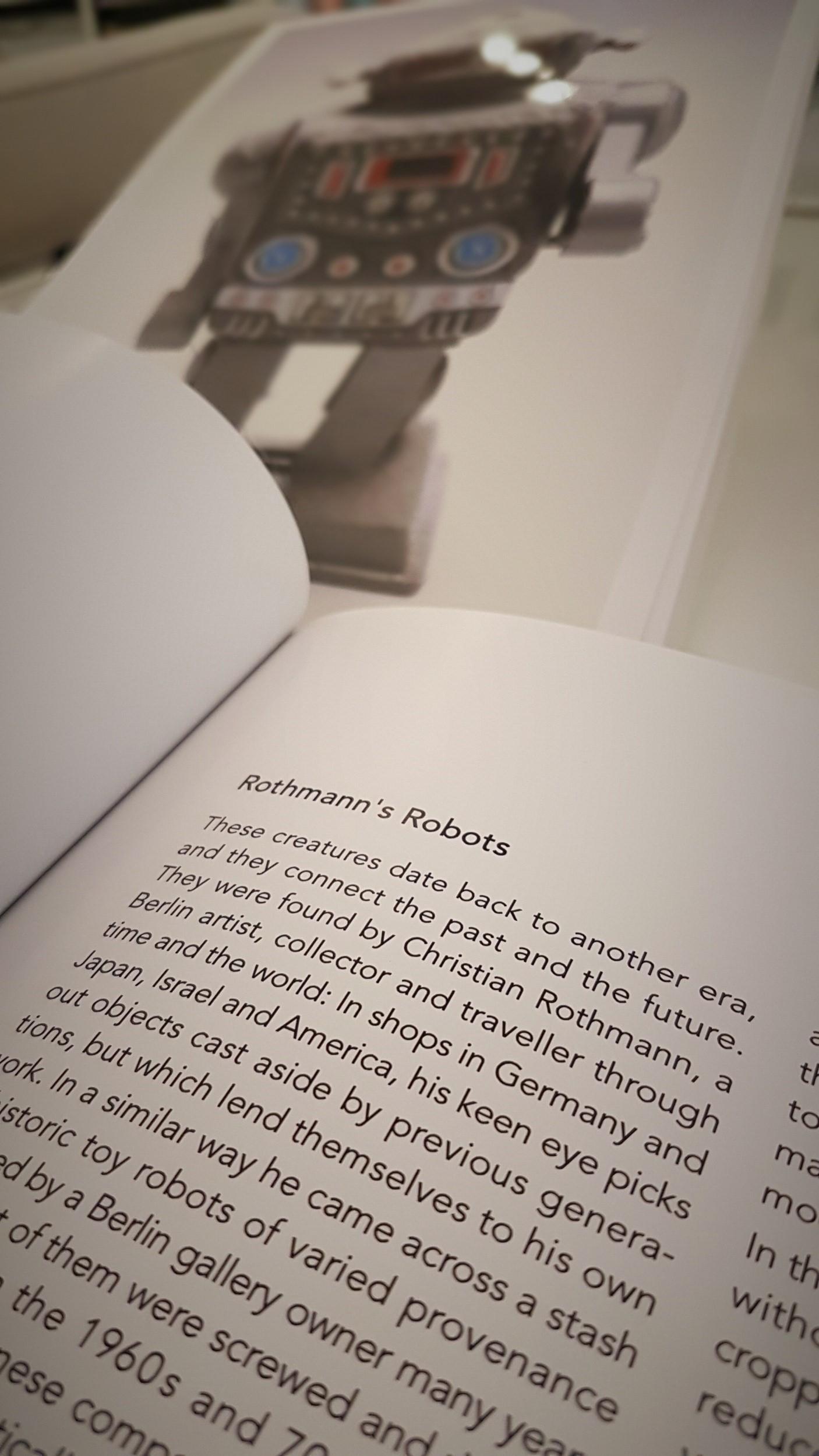 Sin título (de la serie ROBOTNICS) - Still-Life Photograph Gris de Christian Rothmann