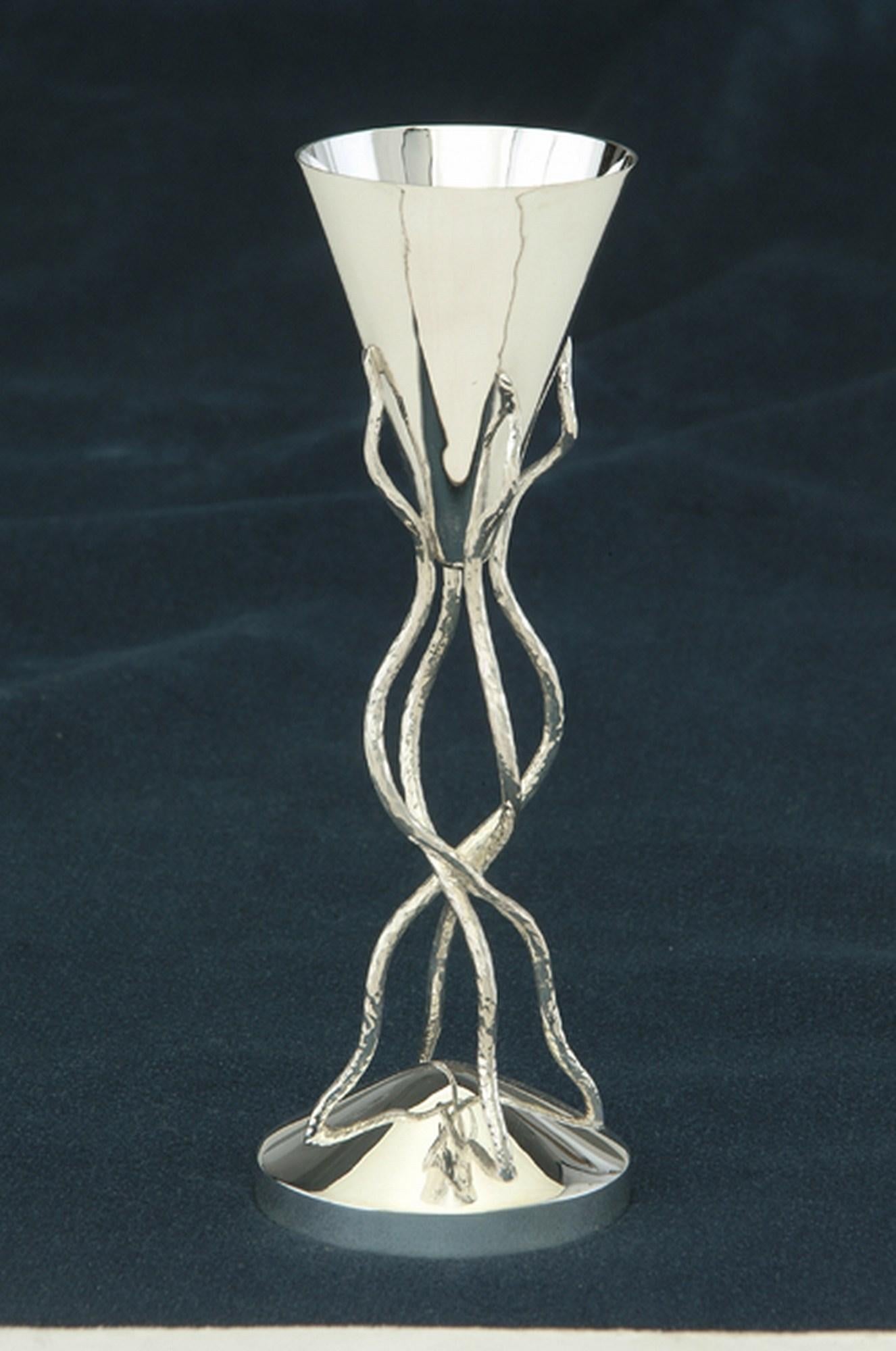 Genevieve E. Flynn Figurative Sculpture – Miriam's Cup mit Baum des Lebens