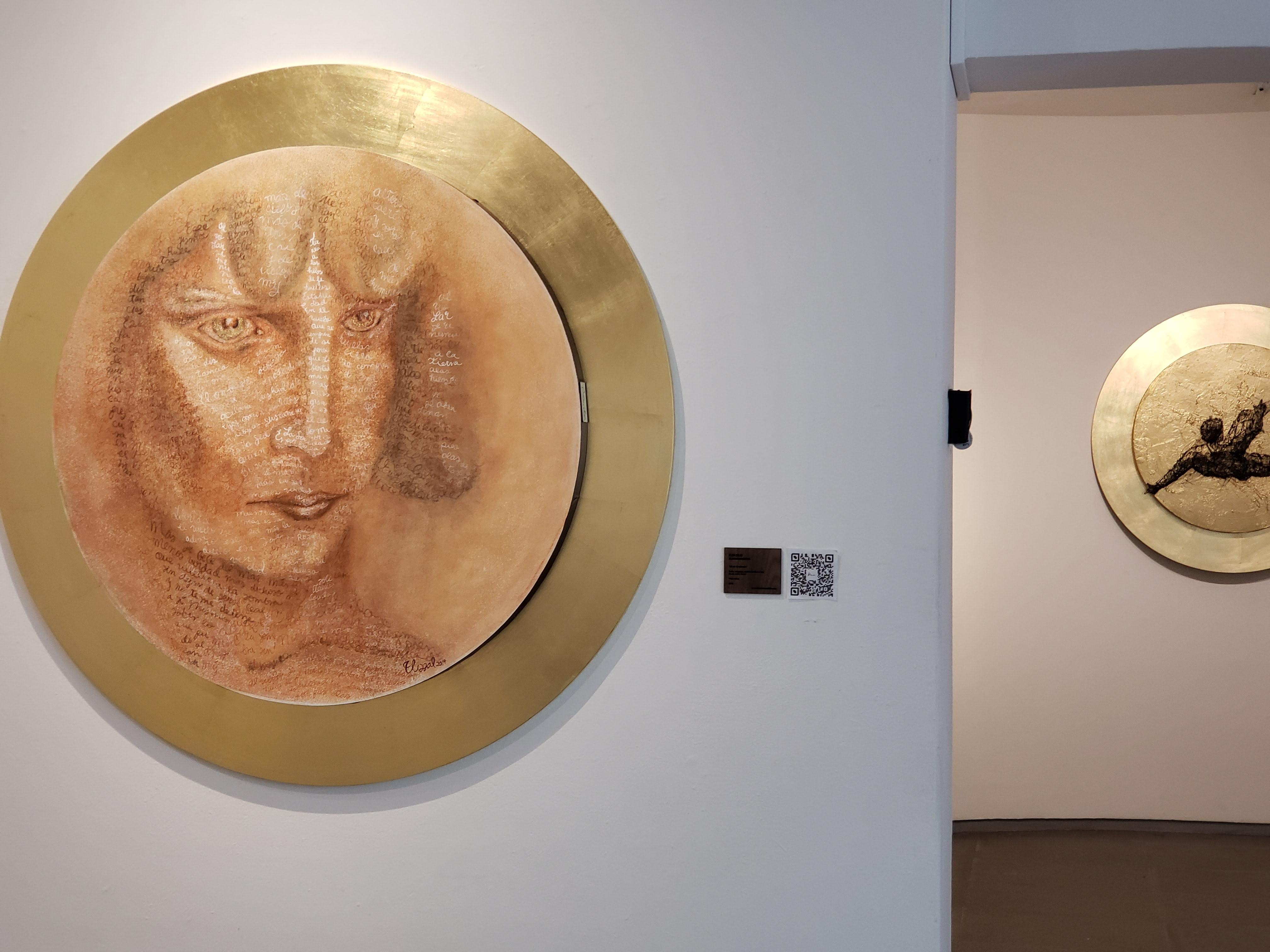 Caligrama estilo renacentista marco redondo dorado - Figurative Painting Marrón de Elisa Salas