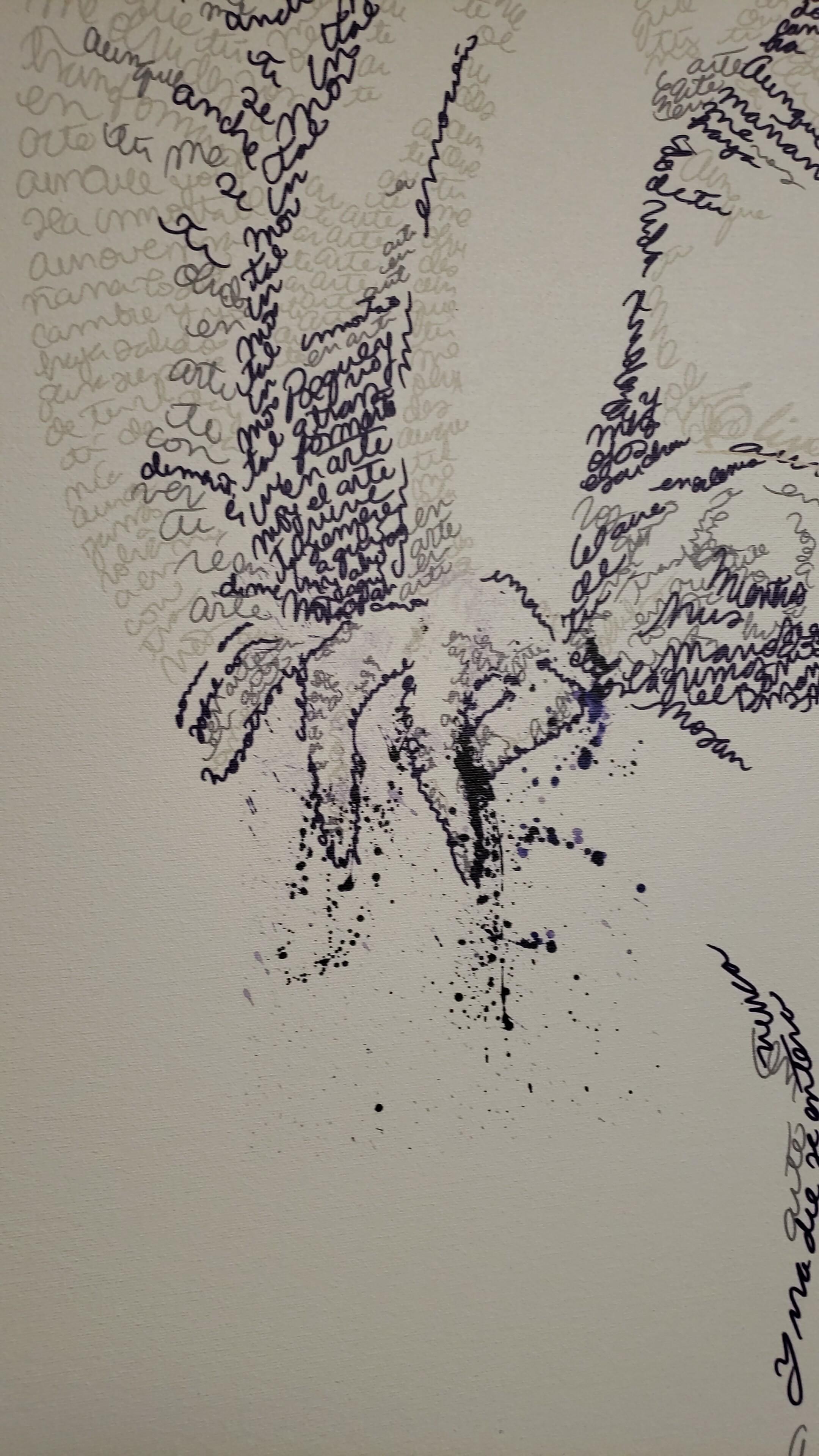 Escultura Angelo Caligrama- arte textual, marco dorado - Figurative Painting Gris de Elisa Salas