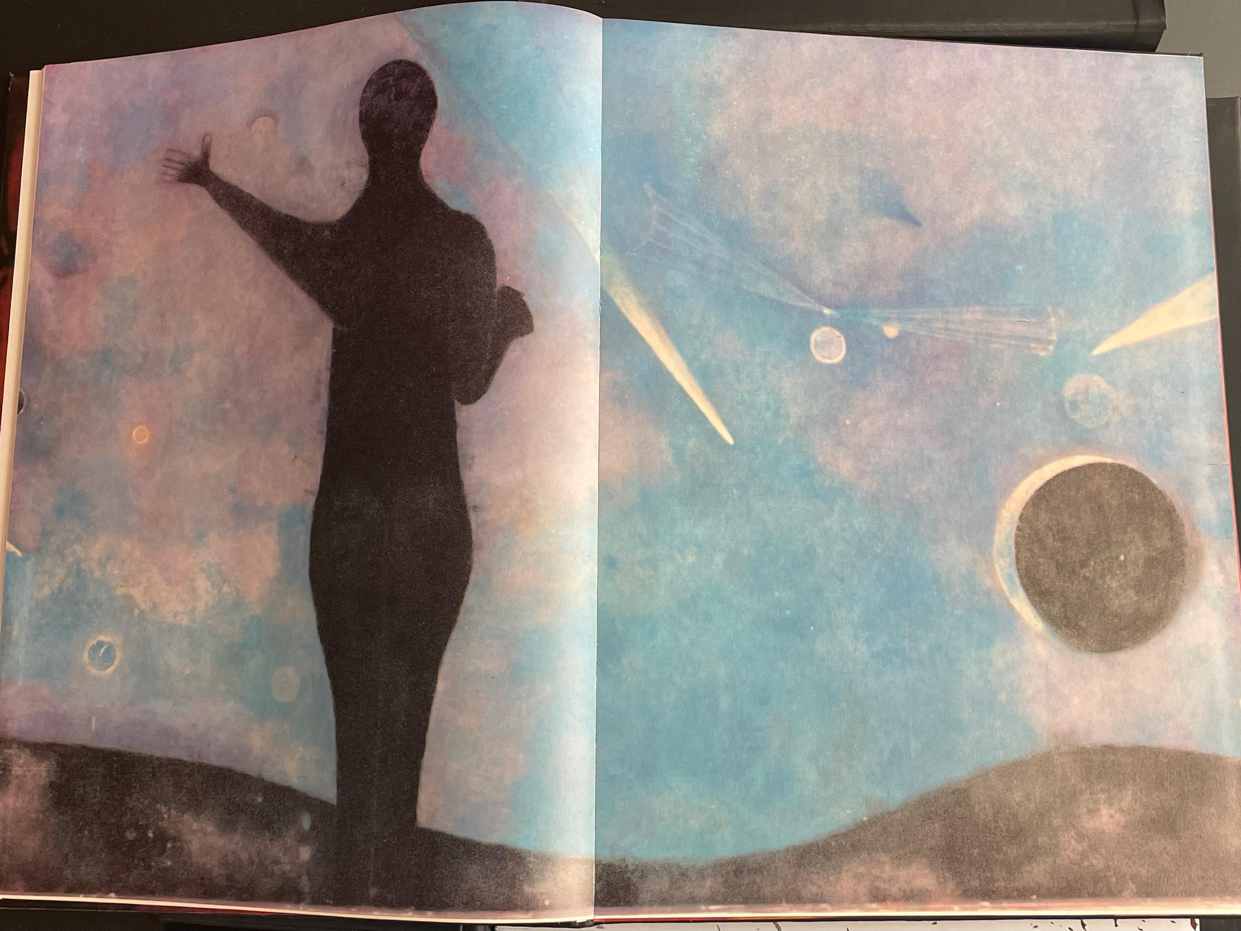 El famoso artista mexicano Rufino Tamayo supervisó personalmente la impresión de este libro con 13 carpetas que incluyen la mayor parte de su obra, clasificada por colores. Edición de 1000 ejemplares.