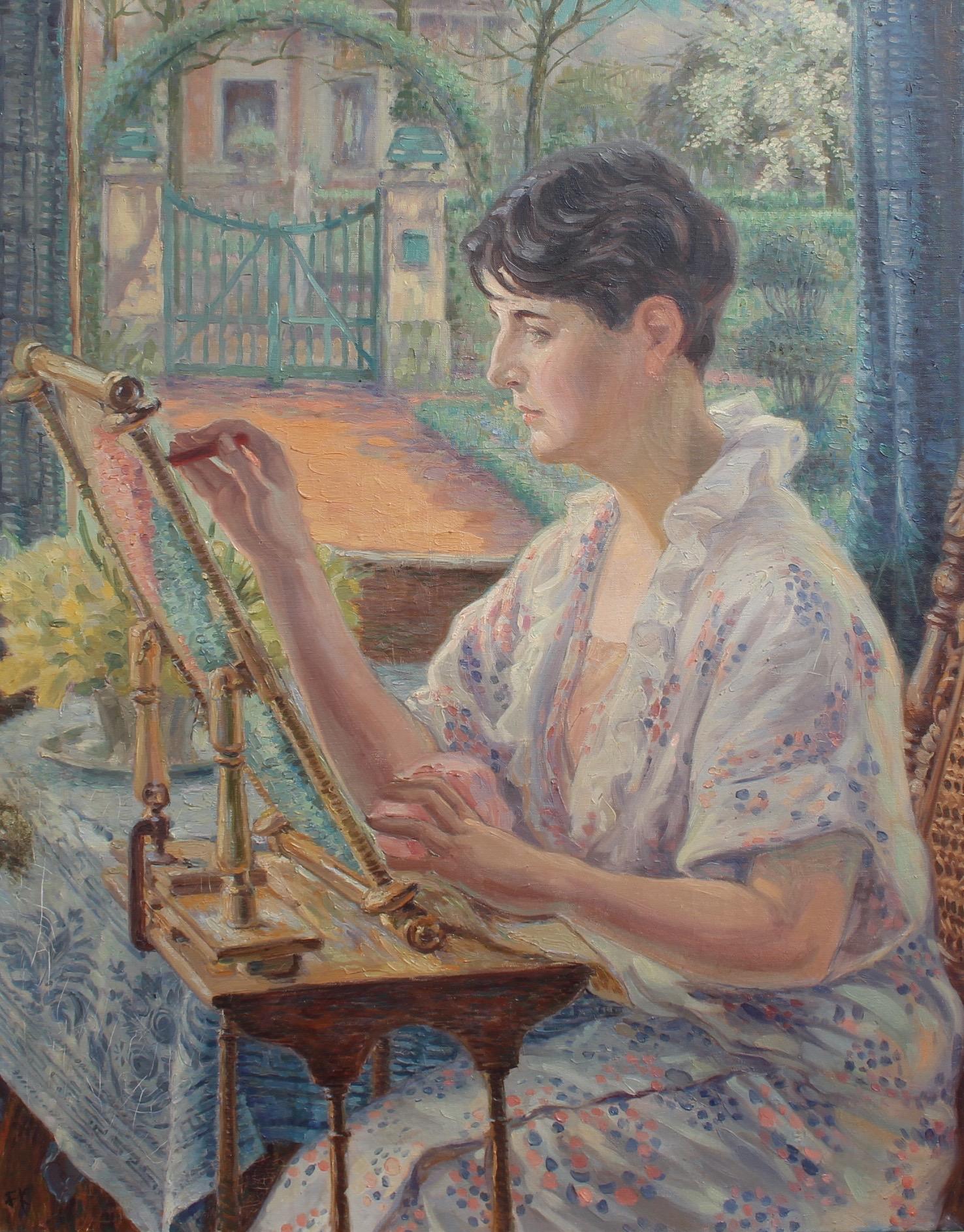 Mujer junto a la ventana con marco bordado