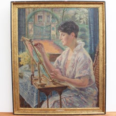 Mujer junto a la ventana con marco bordado