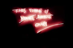 ESTE TIEMPO ES Y̶o̶u̶r̶s̶, ̶ ̶m̶i̶n̶e NUESTRO... - Edición Coral, escultura de luz de neón,