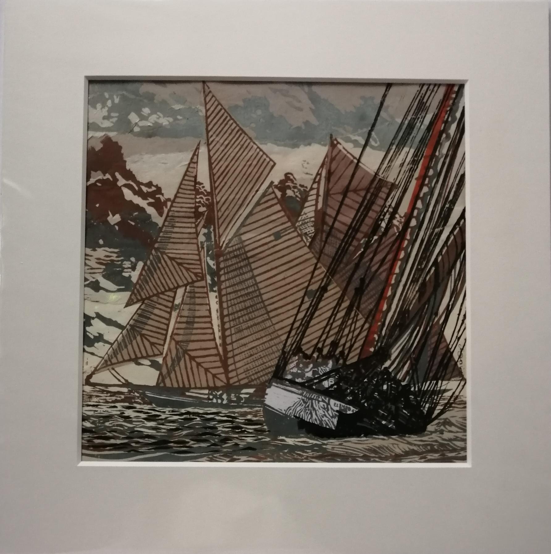Immagini di vele stampate in linoleografia su collage, ogni stampa è di per sé un originale.

Dopo aver tagliato una serie di blocchi di lino, preparo gli sfondi per il collage. Stampo a mano sui collage, che sono composti da carte colorate,