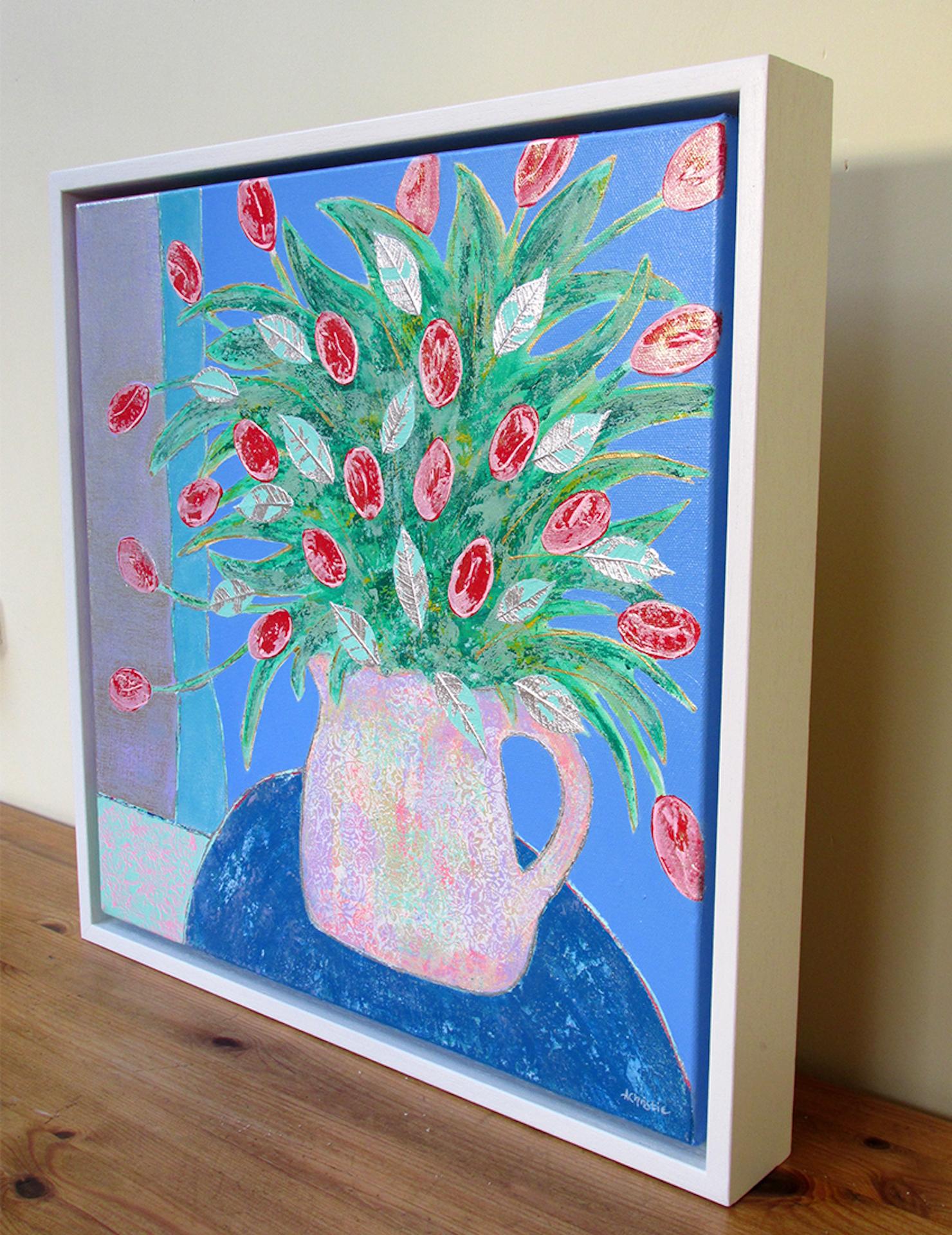 Tulips gegen Blau, Affordable Bright Stillleben, zeitgenössische Kunst von Amy Christie im Angebot 2