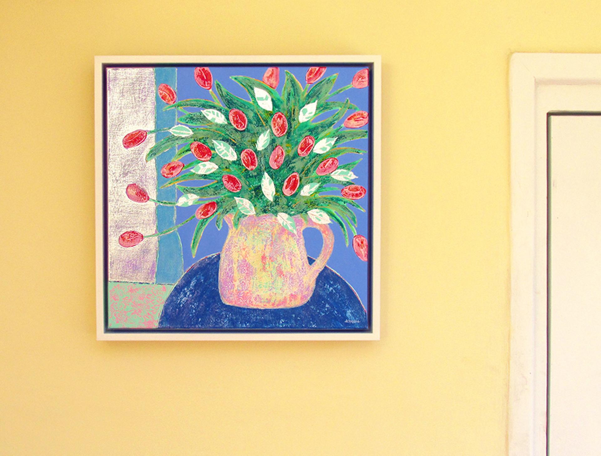 Tulips gegen Blau, Affordable Bright Stillleben, zeitgenössische Kunst von Amy Christie im Angebot 1