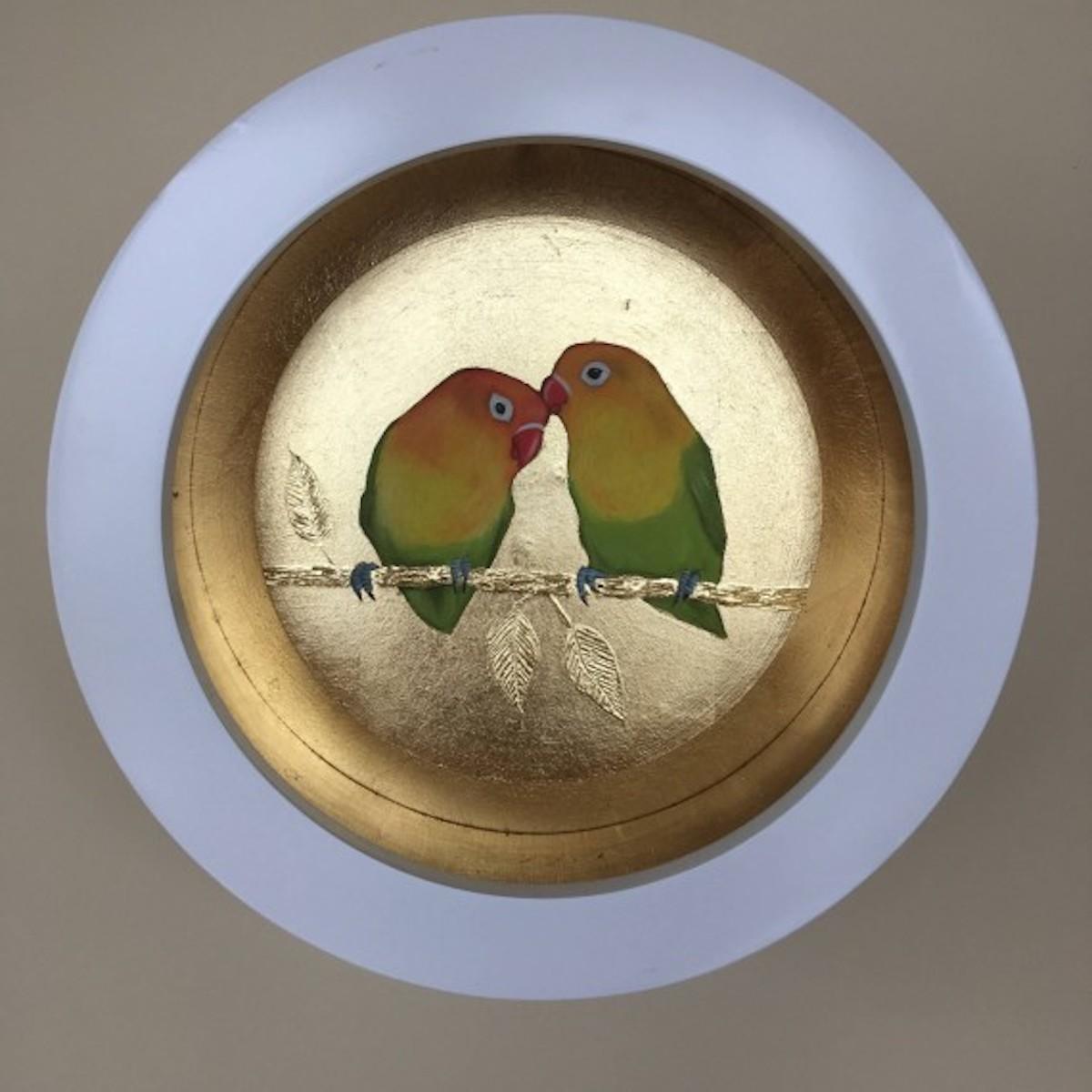 Sally-Ann Johns Still-Life – Zwei Liebesvögel II, Tierkunst, Original Blattgold-Vogelkunst, 3D-Kunst