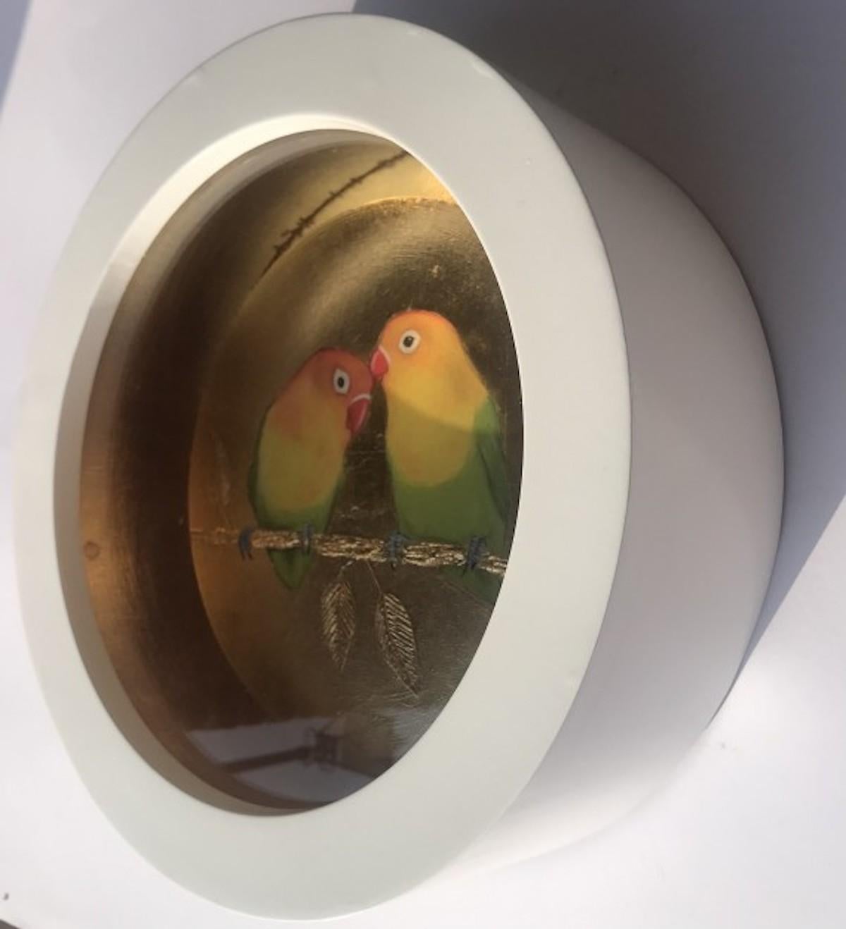 Zwei Liebesvögel II, Tierkunst, Original Blattgold-Vogelkunst, 3D-Kunst – Art von Sally-Ann Johns