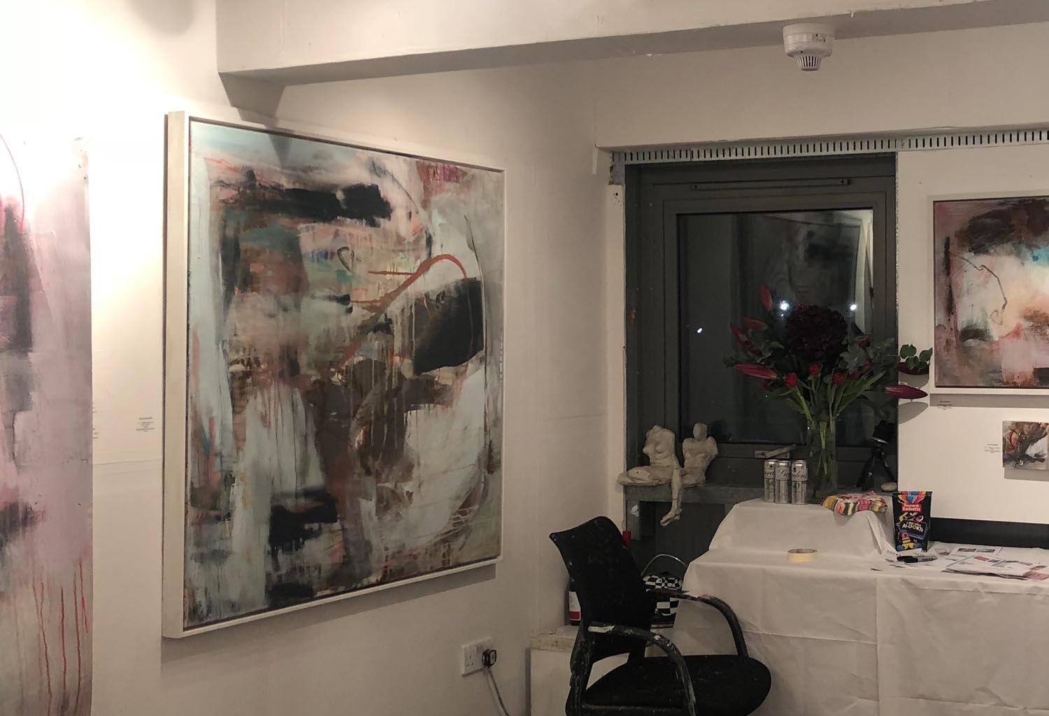 Cammino verso Sennen, Arte astratta, arte originale, rosa, bianco, Arte espressionista - Figurative Painting Grigio di Judith Brenner
