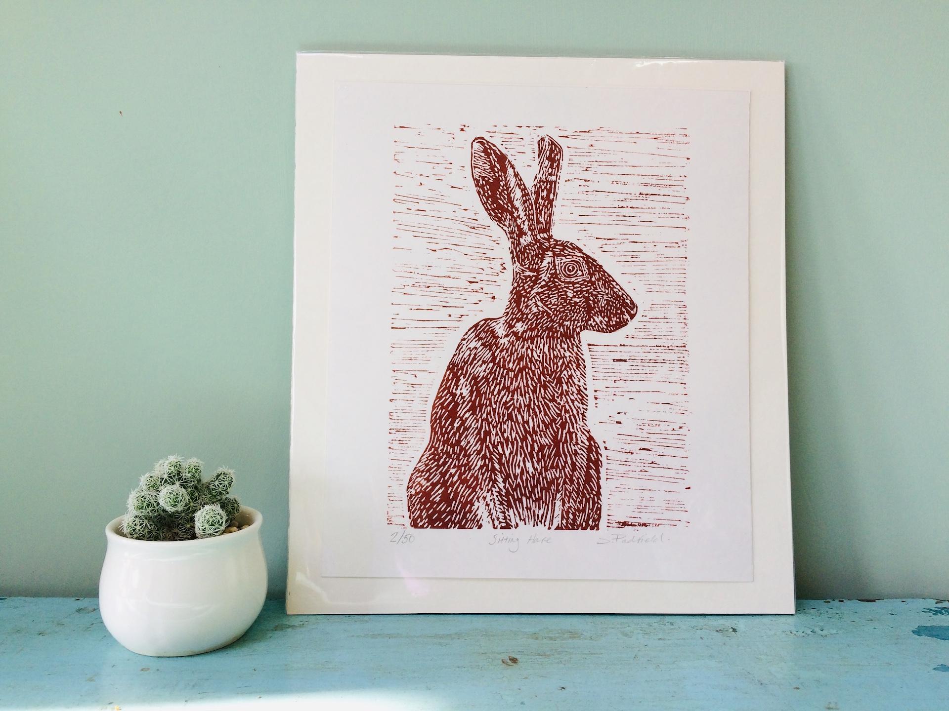 Sitting Hare, Joanna Padfield, Linocut-Druck, braune Kunst, erschwinglicher Tierdruck im Angebot 3