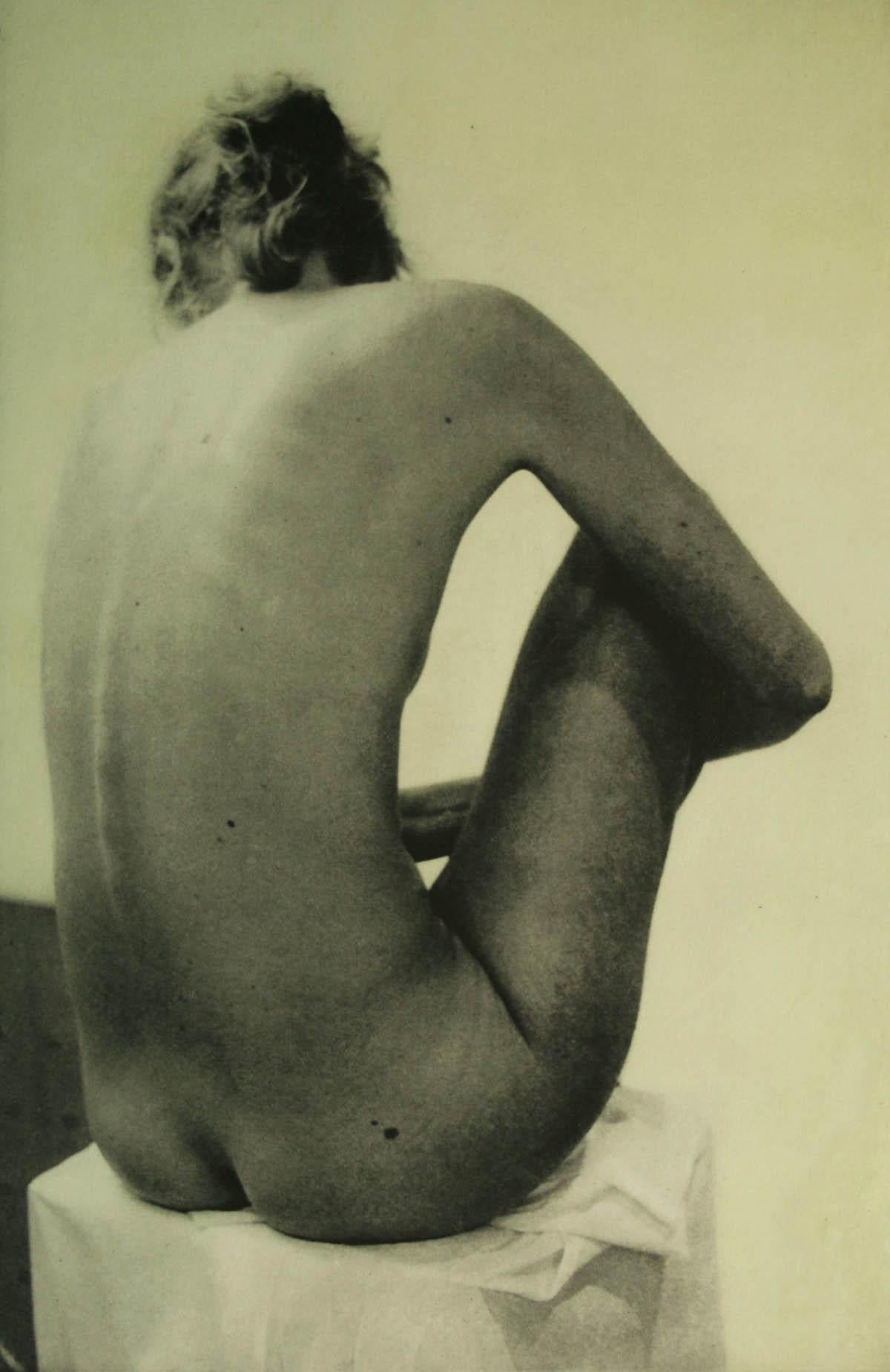 Die Form von ihr, Hommage an Henry Moore BY CLARE GROSSMAN, Limitierte Auflage Kunst