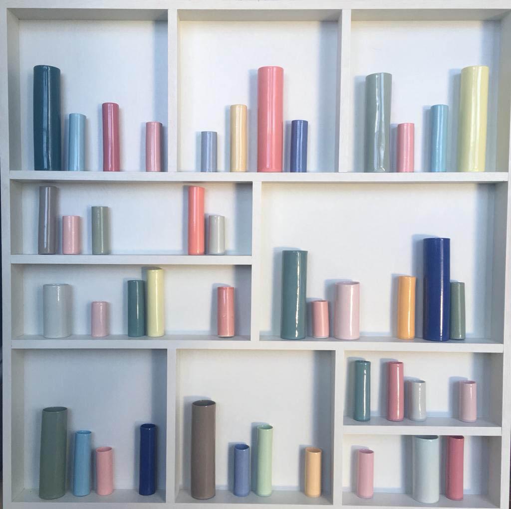 Mehrfarbig I
Emma Bell
73×73 cm
Emma Bells Keramik und Porzellan Pot Frame - Installation Piece.
Emma Bell sagt: "Dieses Stück ist von meinen Glasur-Testgefäßen inspiriert. Als Töpfer bin ich immer wieder verblüfft, wie unterschiedlich die
