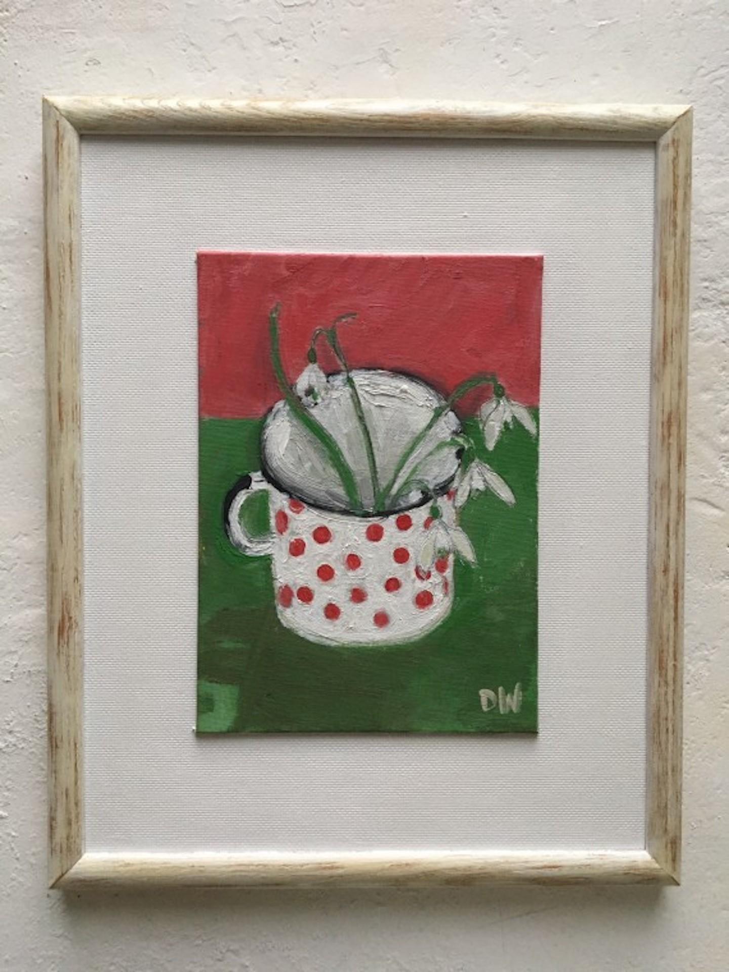 Deborah Windsor, Taza esmaltada con campanillas de nieve, Arte de bodegón en venta 4