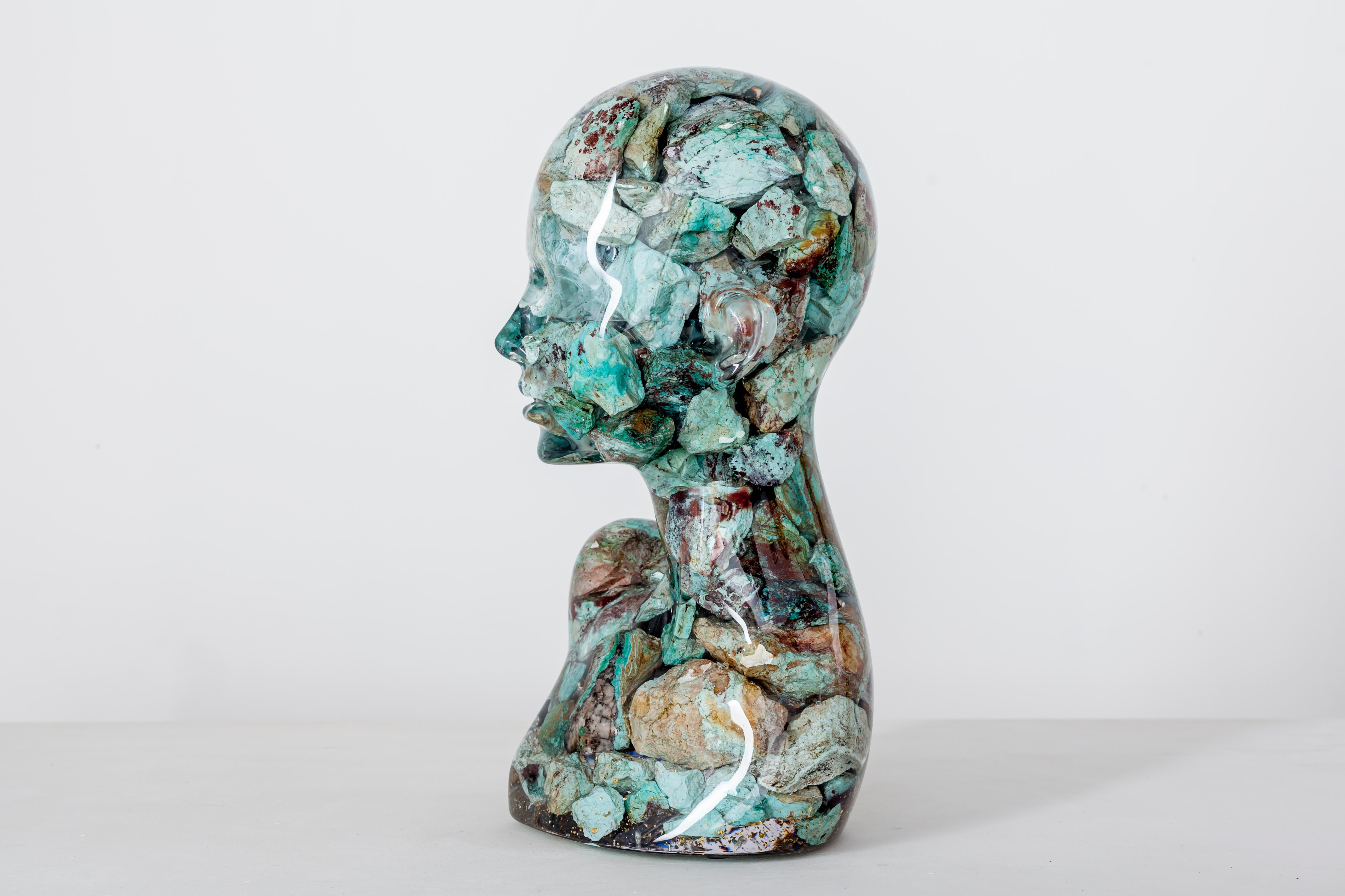 Estanatlehi – „Die türkisfarbene Dame“ – Sculpture von Guido Oakley