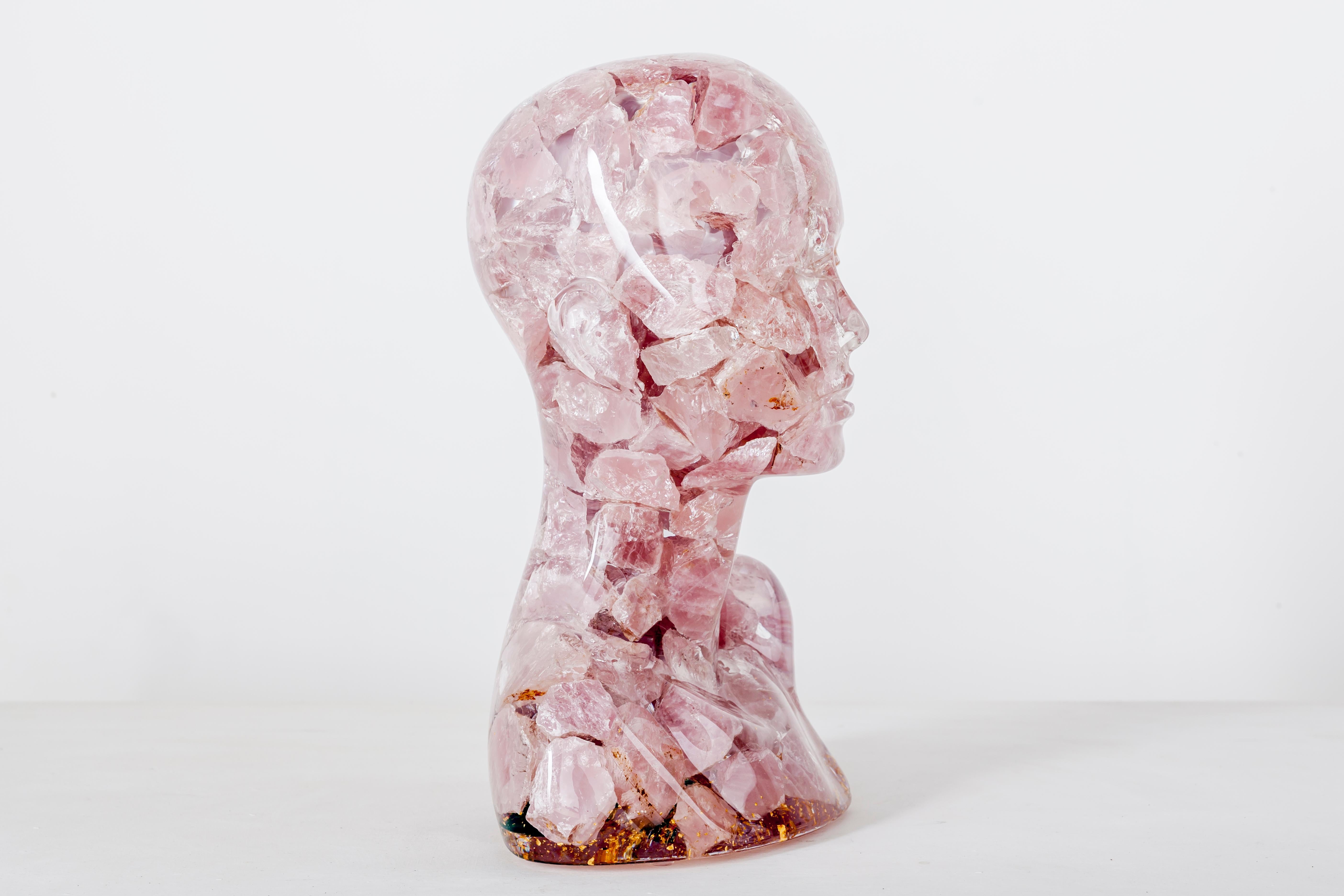 Aroha - « Femme en quartz rose » - Sculpture de Guido Oakley